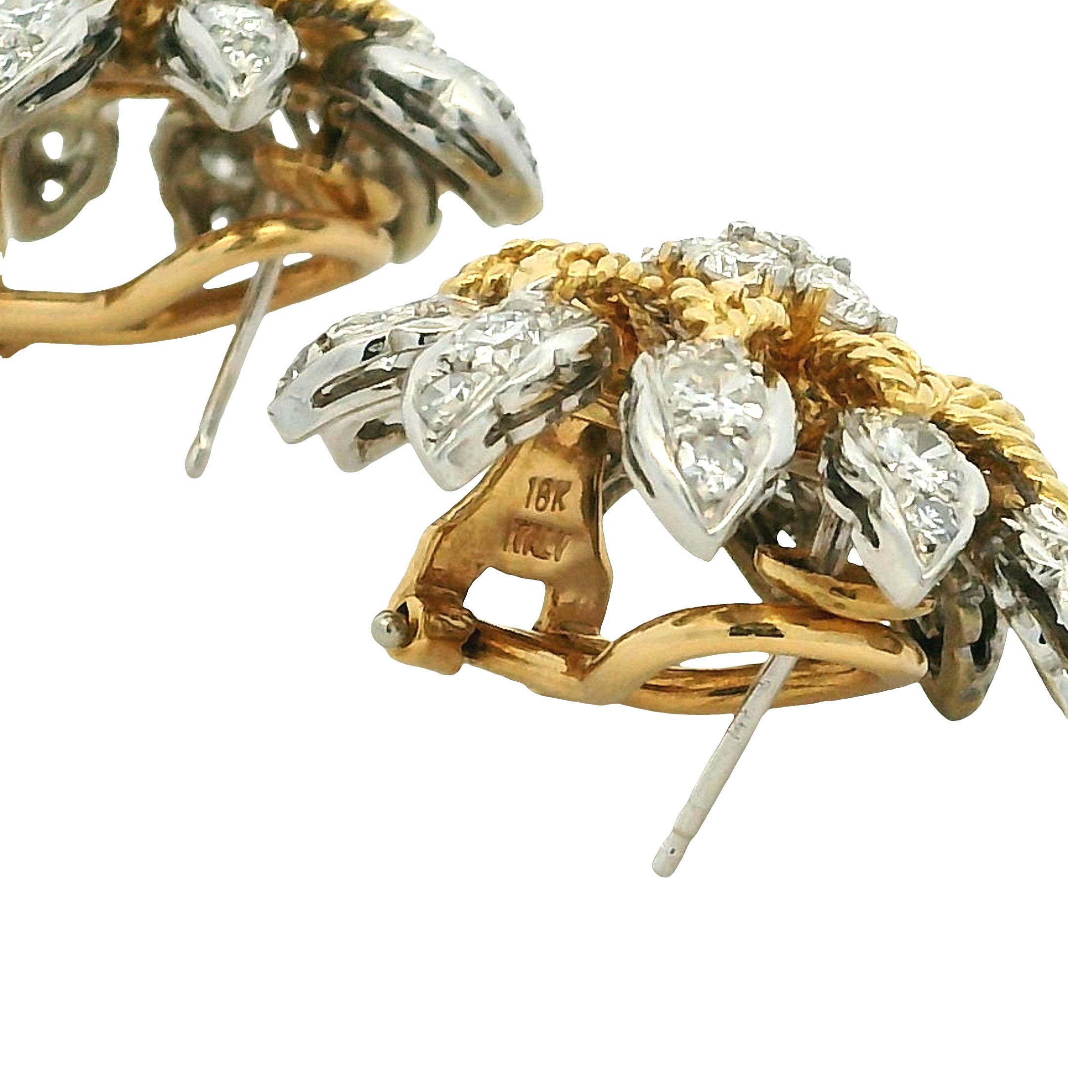 Orecchini a clip d'epoca in oro bicolore 18 carati con 2,95 carati di diamanti - Design floreale In condizioni ottime in vendita a Miami, FL