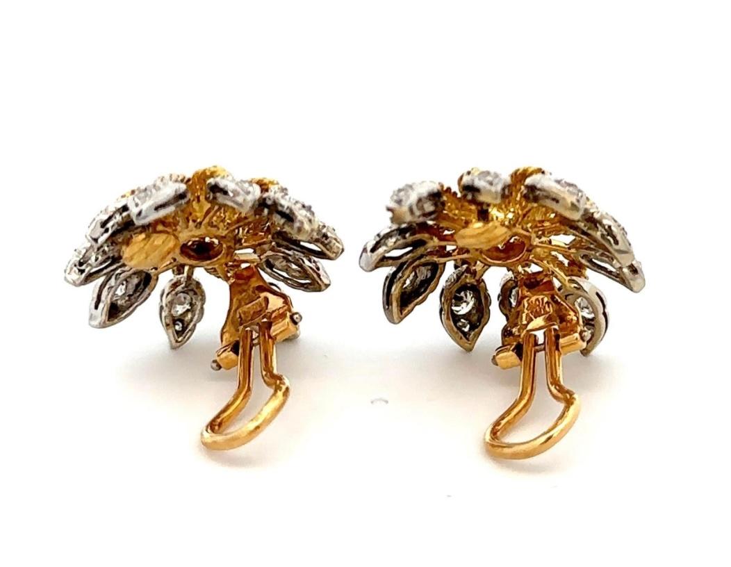 Donna Orecchini a clip d'epoca in oro bicolore 18 carati con 2,95 carati di diamanti - Design floreale in vendita