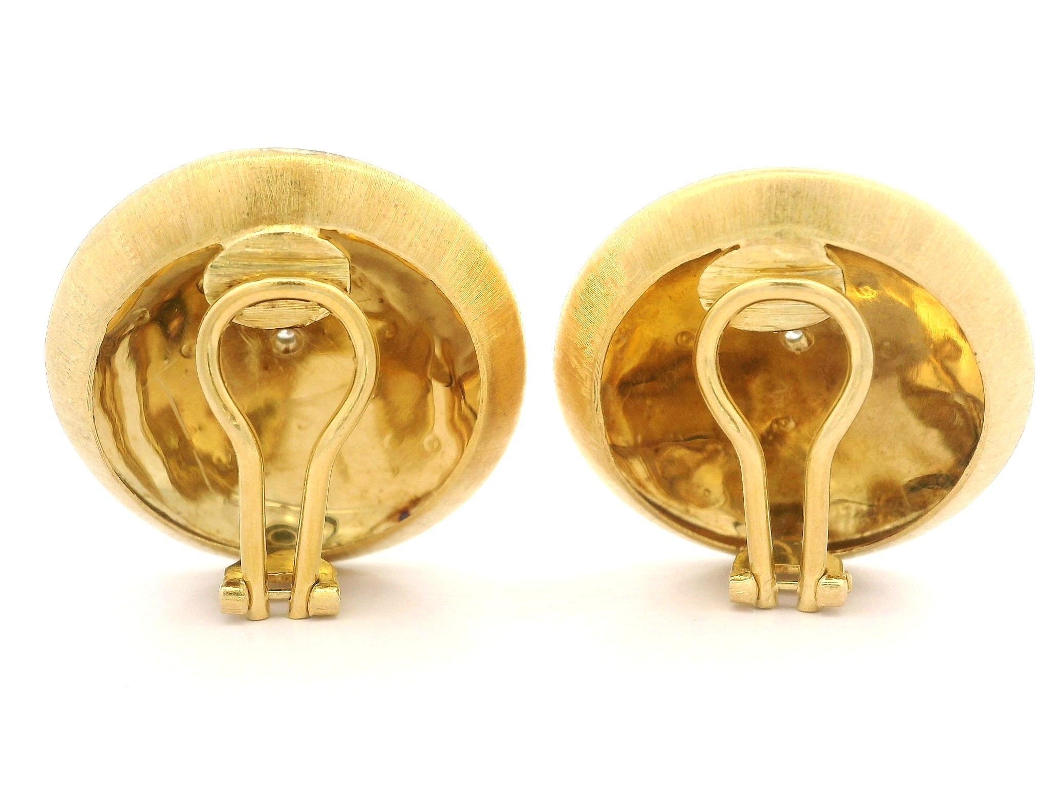 Vintage 18k Two Tone Gold Diamond Textured Floral Large Button Clip On Earrings In Excellent Condition For Sale In Montclair, NJ