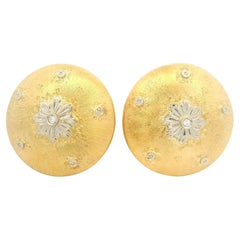 Pendientes de clip vintage de oro de 18 quilates en dos tonos con diamantes y textura floral de botón grande