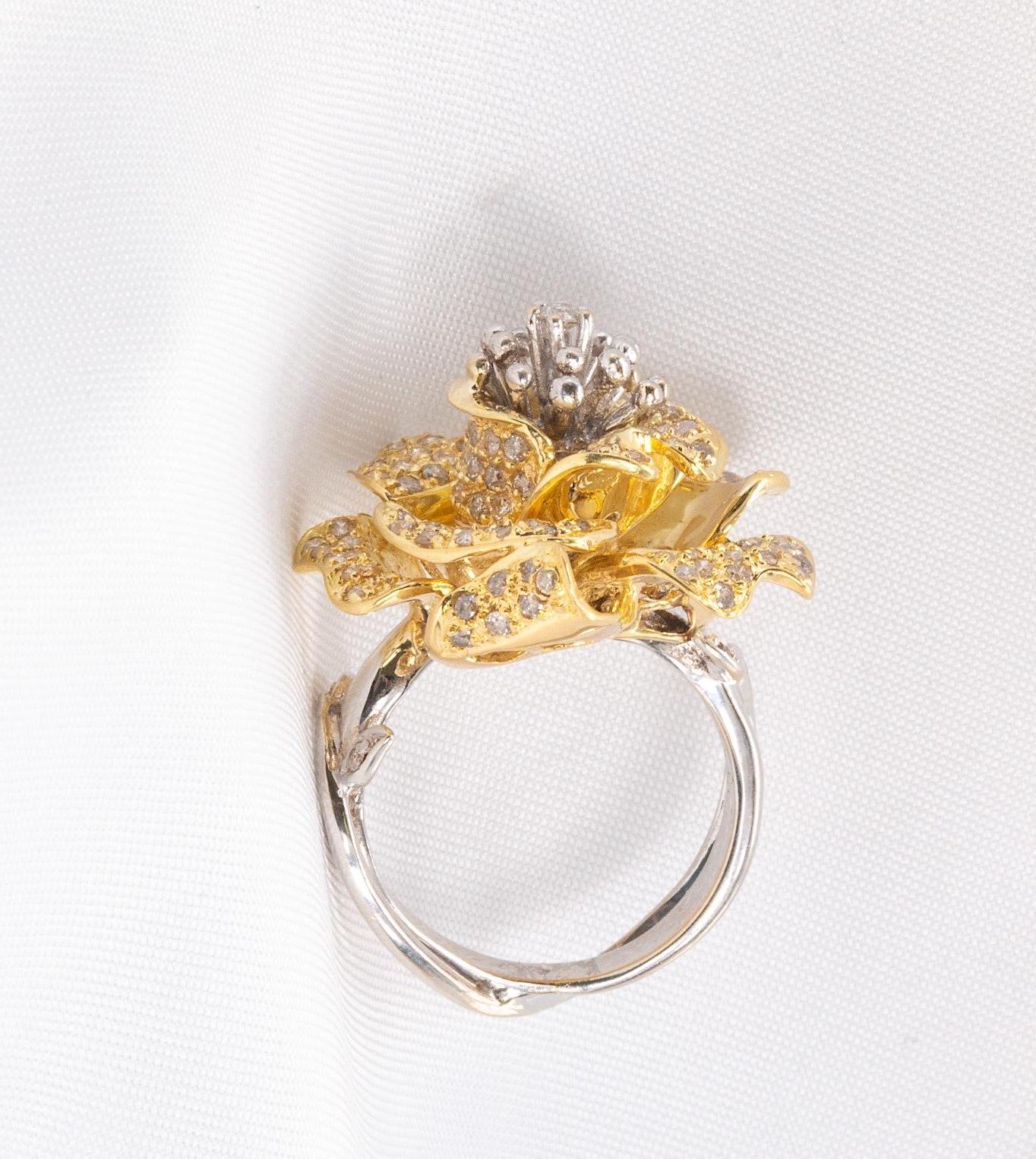 Round Cut Vintage 18k Two Tone Gold Unique Flower Diamond Ring For Sale