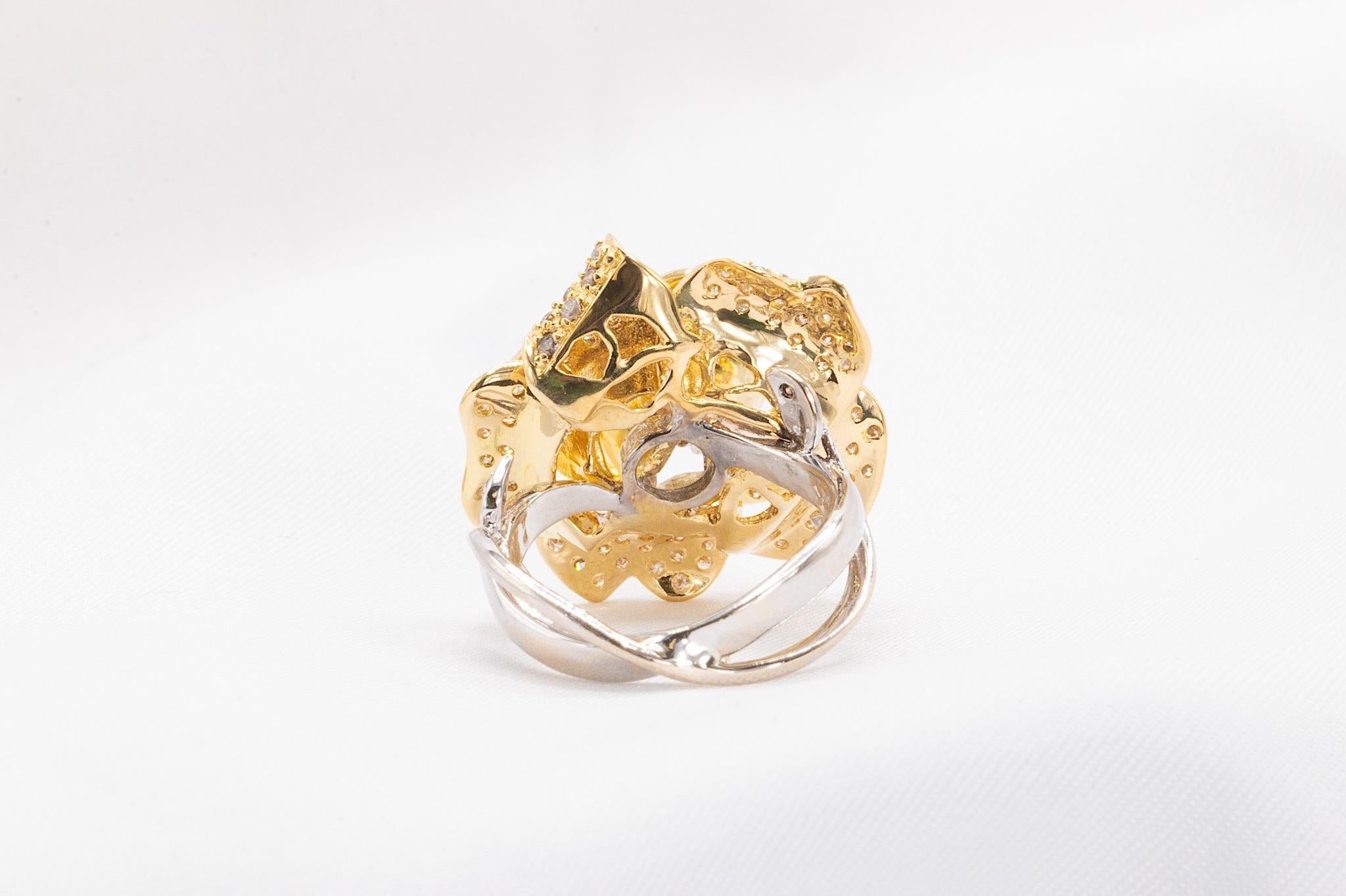 Vintage 18k Two Tone Gold Unique Flower Diamond Ring In Good Condition For Sale In Houston, TX