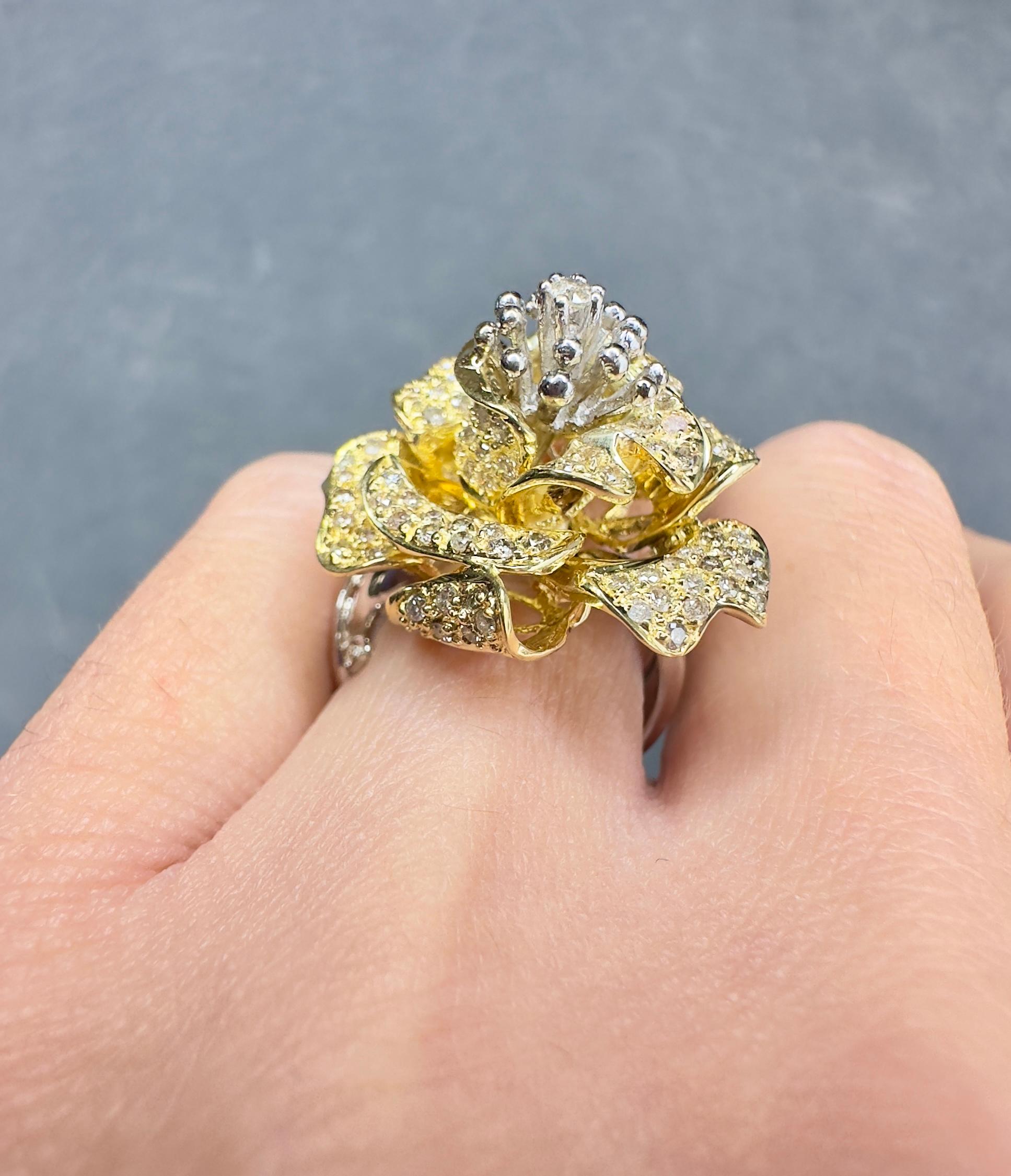 Vintage 18k Two Tone Gold Unique Flower Diamond Ring For Sale 2