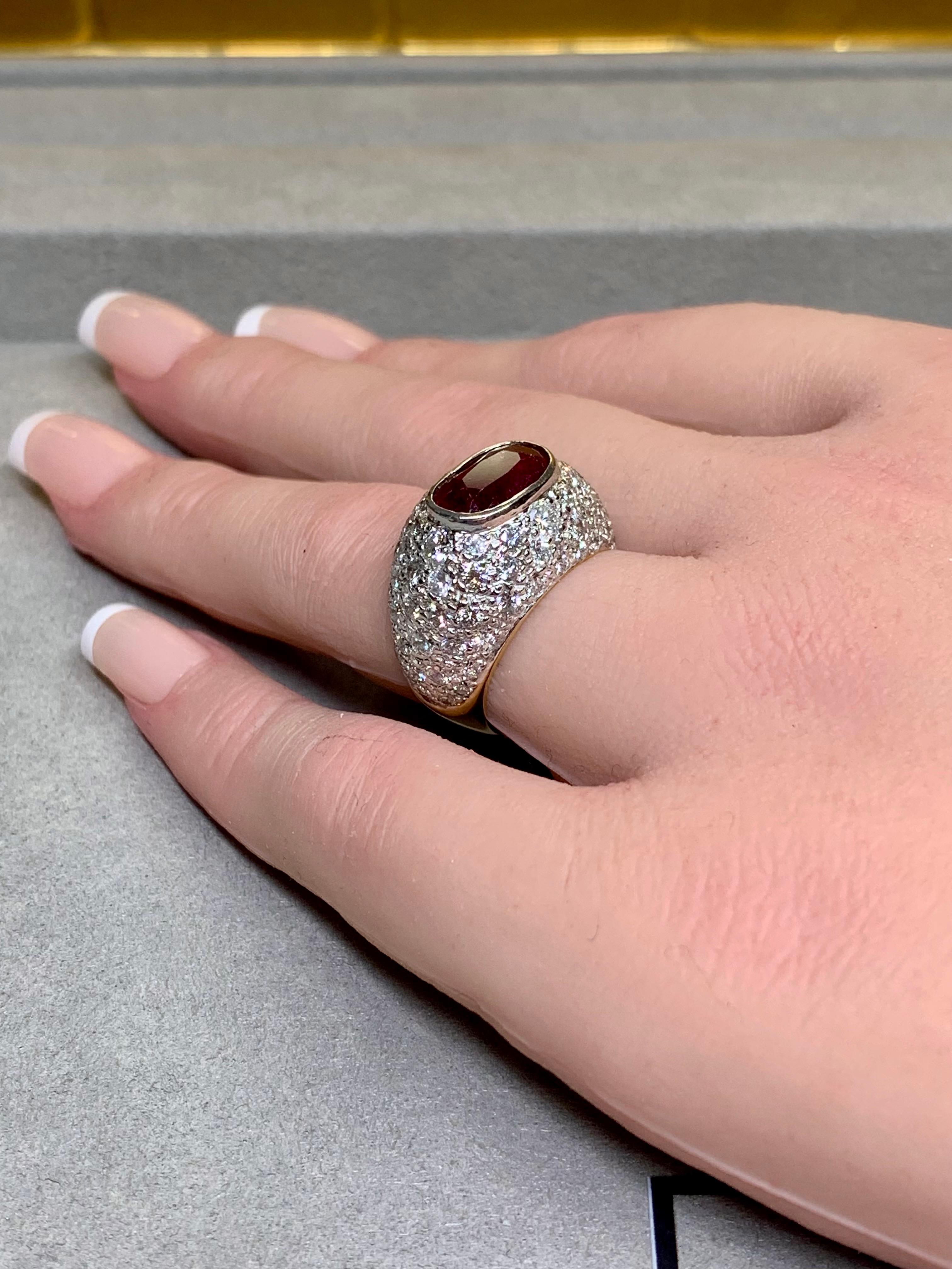 Vintage By 18 carati, due toni, anello ovale di rubino vivo con pavé di diamanti a cupola, GIA 5,50ctw in vendita 4