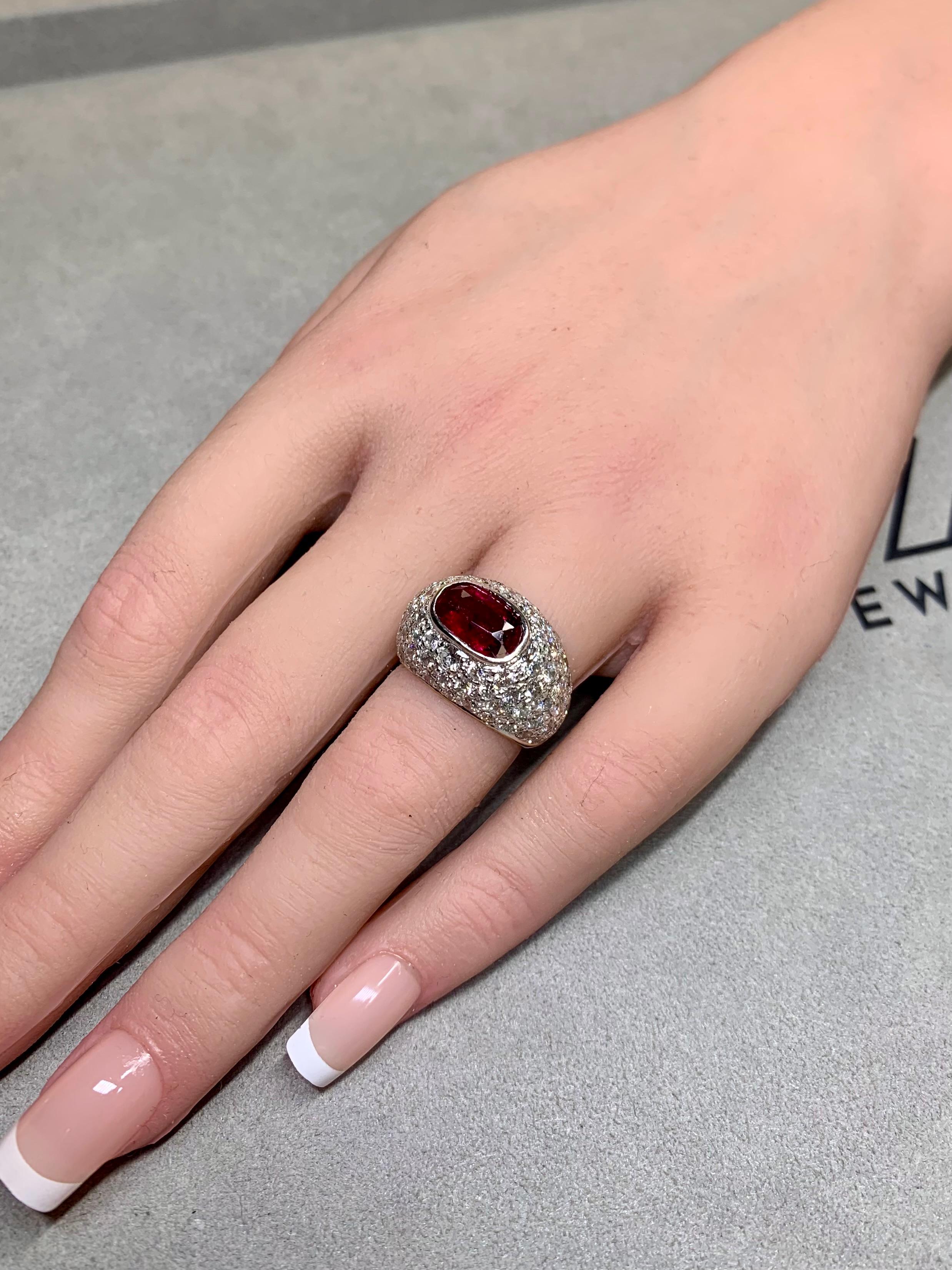 Vintage By 18 carati, due toni, anello ovale di rubino vivo con pavé di diamanti a cupola, GIA 5,50ctw in vendita 5