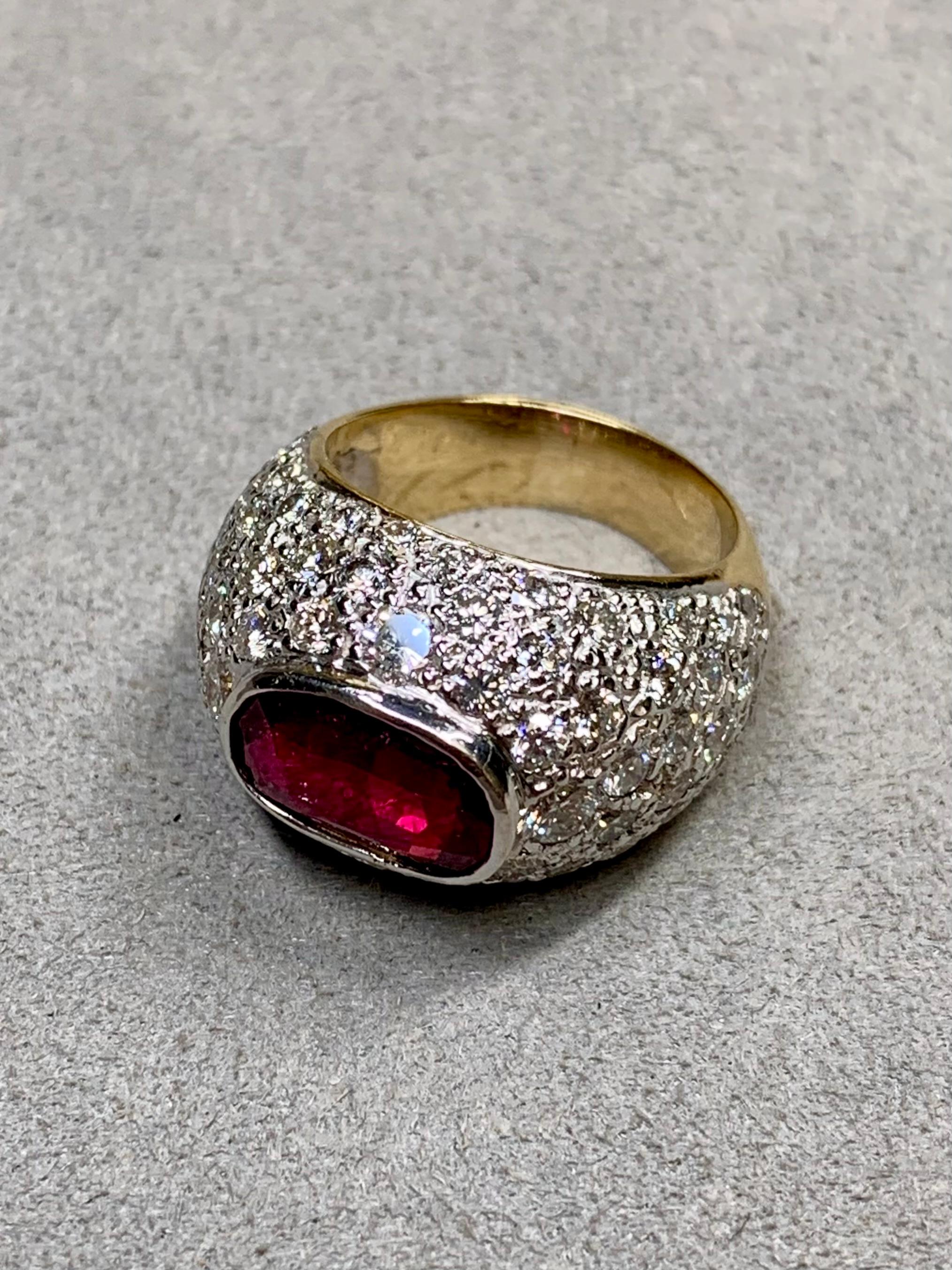 Contemporaneo Vintage By 18 carati, due toni, anello ovale di rubino vivo con pavé di diamanti a cupola, GIA 5,50ctw in vendita