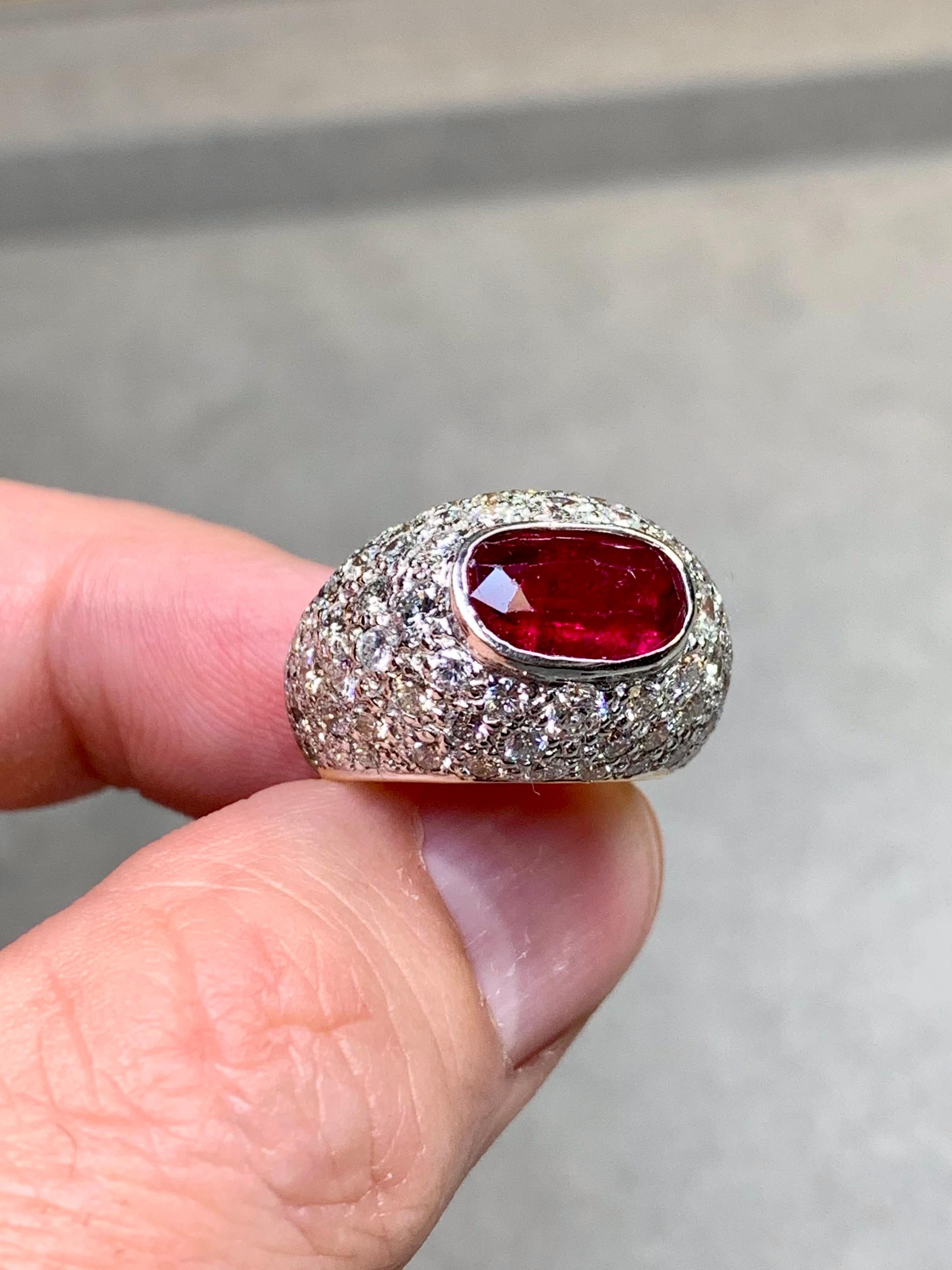 Taglio ovale Vintage By 18 carati, due toni, anello ovale di rubino vivo con pavé di diamanti a cupola, GIA 5,50ctw in vendita