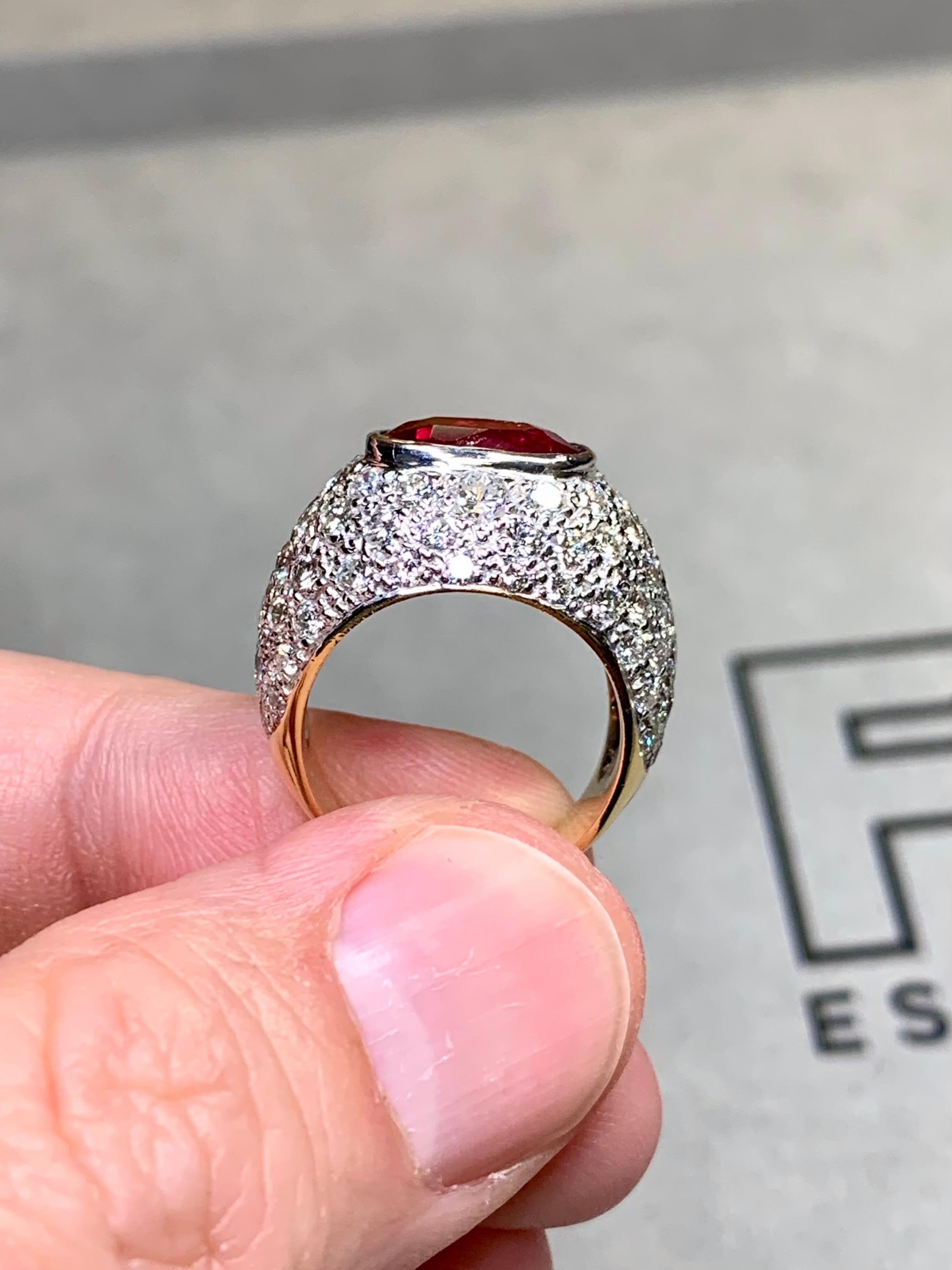 Vintage By 18 carati, due toni, anello ovale di rubino vivo con pavé di diamanti a cupola, GIA 5,50ctw In condizioni buone in vendita a Winter Springs, FL