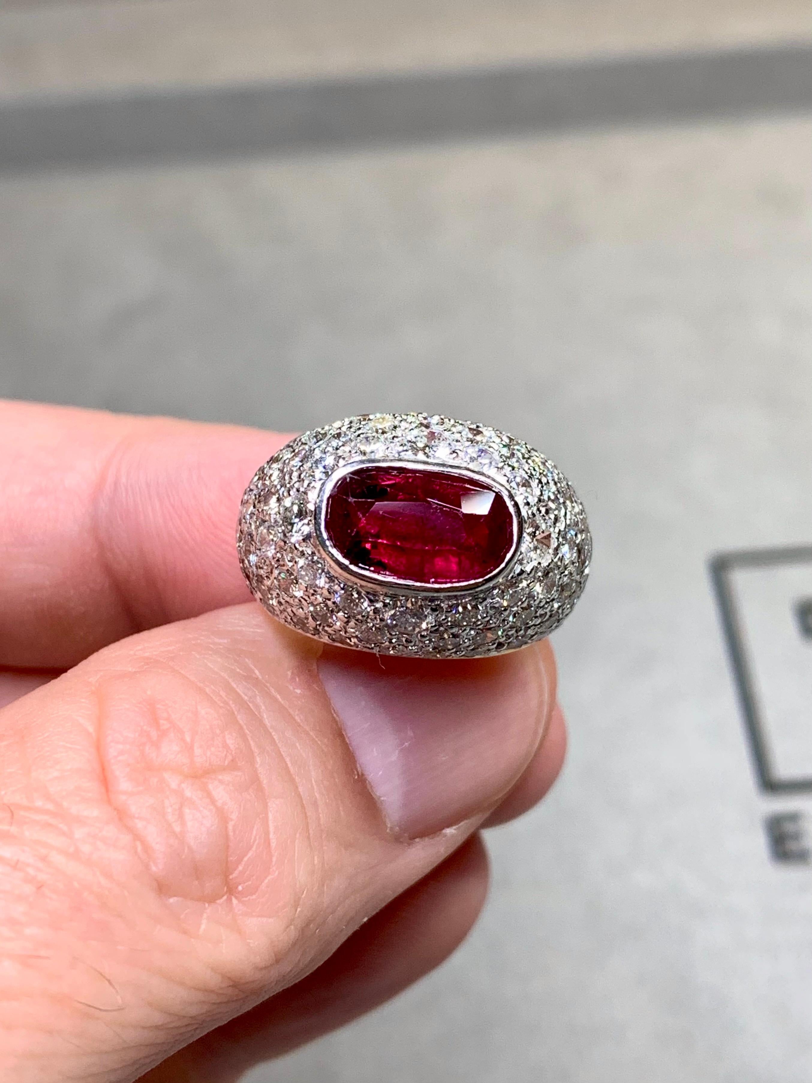 da uomo o donna Vintage By 18 carati, due toni, anello ovale di rubino vivo con pavé di diamanti a cupola, GIA 5,50ctw in vendita