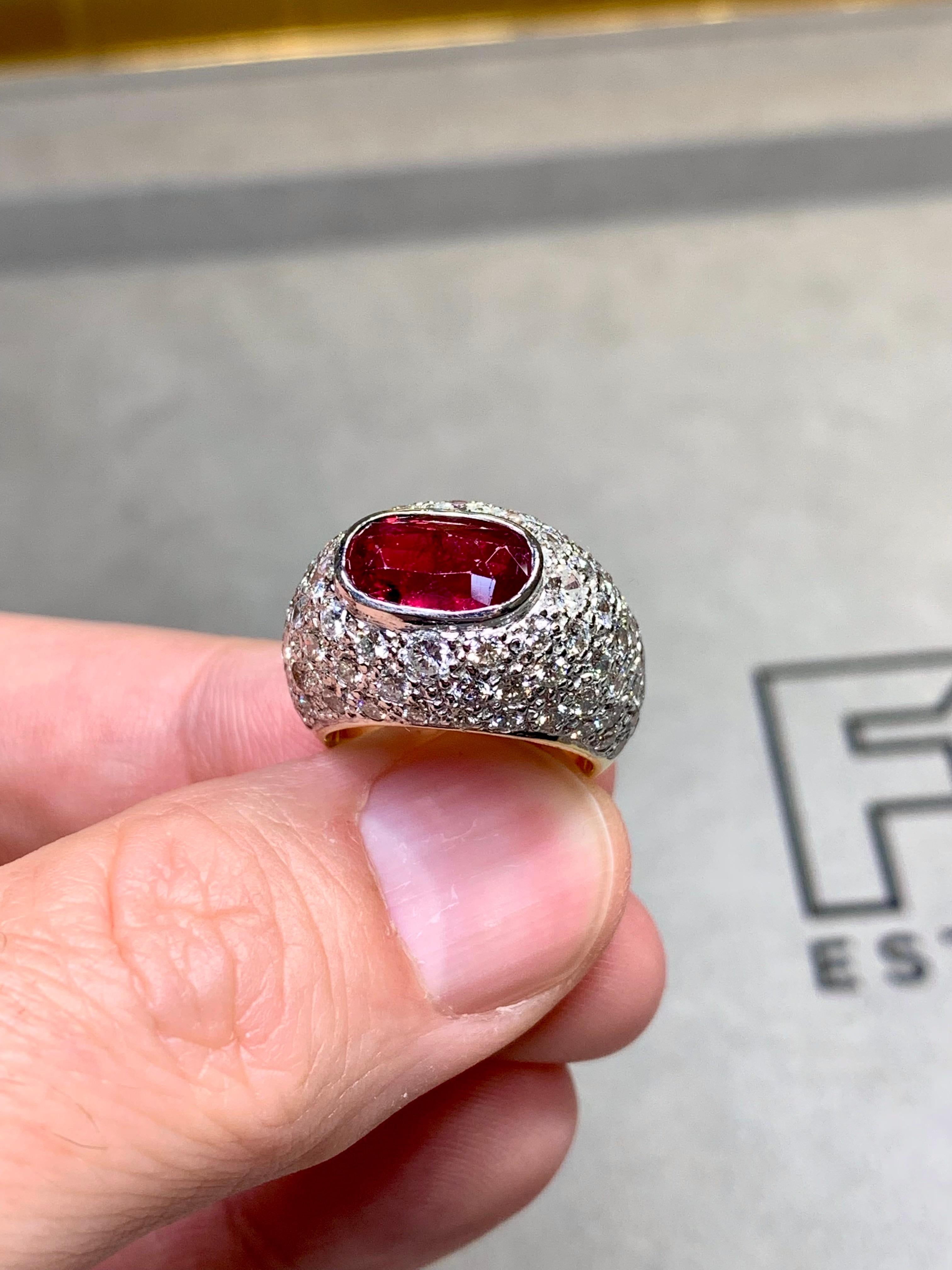 Vintage By 18 carati, due toni, anello ovale di rubino vivo con pavé di diamanti a cupola, GIA 5,50ctw in vendita 1