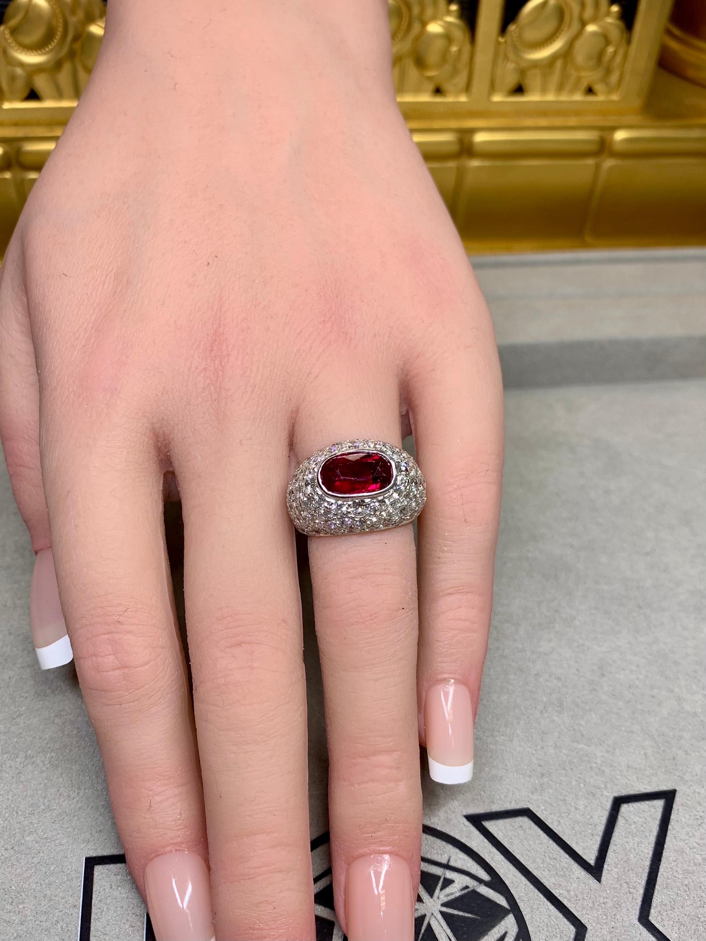 Vintage By 18 carati, due toni, anello ovale di rubino vivo con pavé di diamanti a cupola, GIA 5,50ctw in vendita 2
