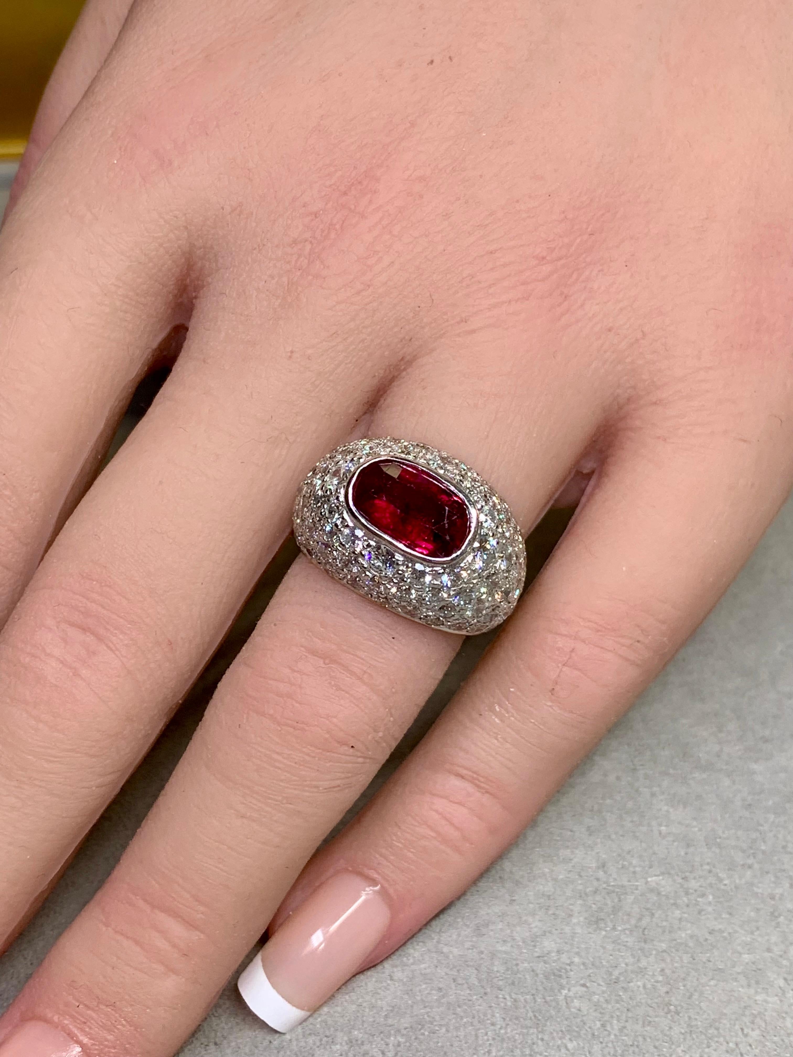 Vintage By 18 carati, due toni, anello ovale di rubino vivo con pavé di diamanti a cupola, GIA 5,50ctw in vendita 3