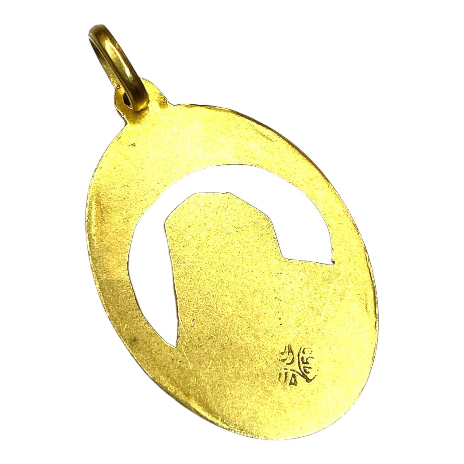 Vintage 18K Virgin Mary Oval Picture Pendant In Good Condition For Sale In Henderson, NV