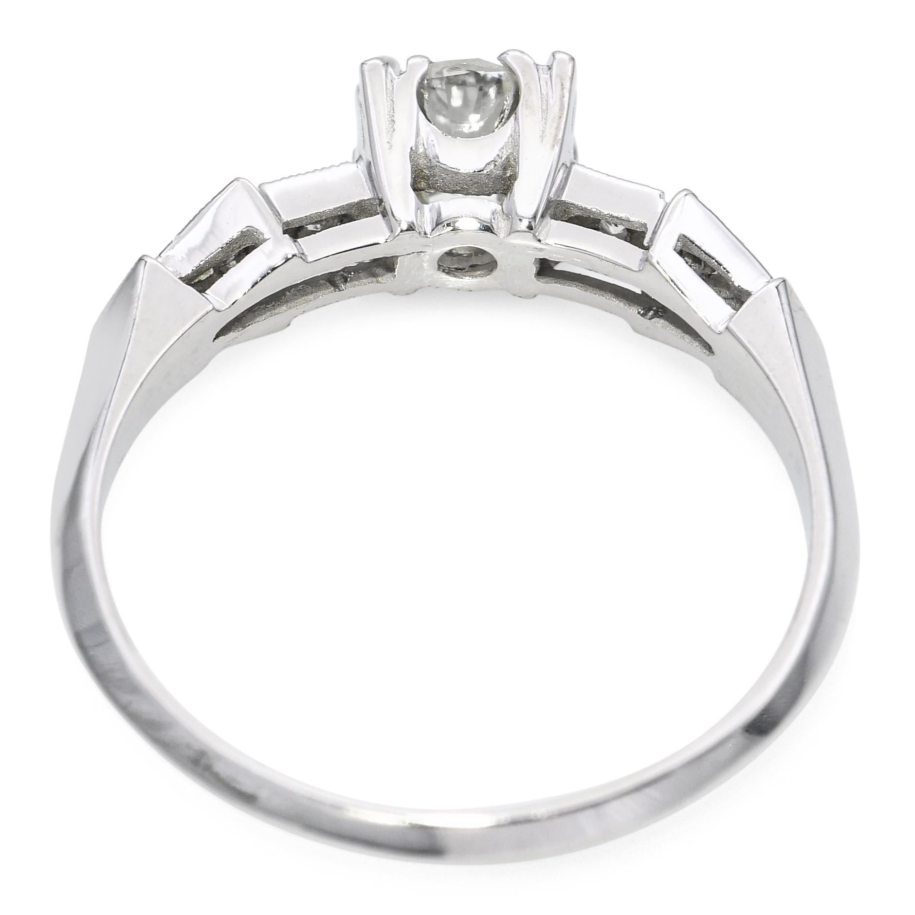 Bague de fiançailles vintage en or blanc 18 carats avec diamants 0,52 carat Pour femmes en vente