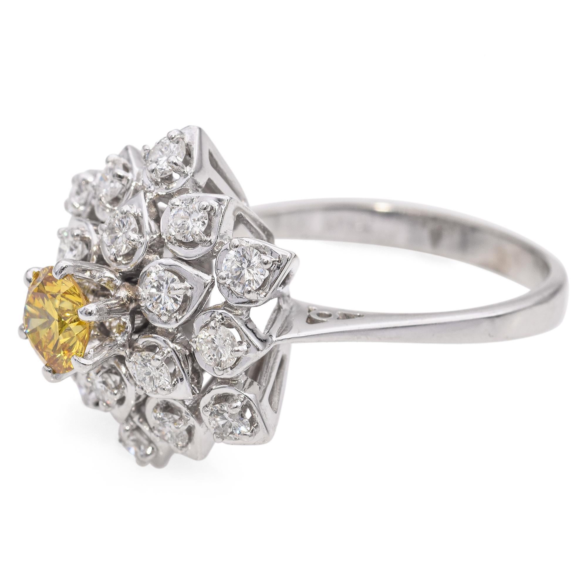 Anillo de cóctel vintage de oro blanco de 18 quilates con halo de diamantes amarillos de 1,11 TCW Retro en venta