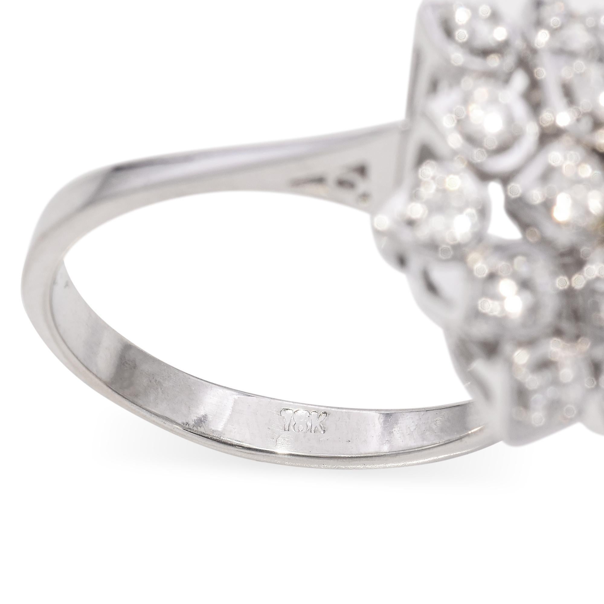 Anillo de cóctel vintage de oro blanco de 18 quilates con halo de diamantes amarillos de 1,11 TCW Corte redondo en venta