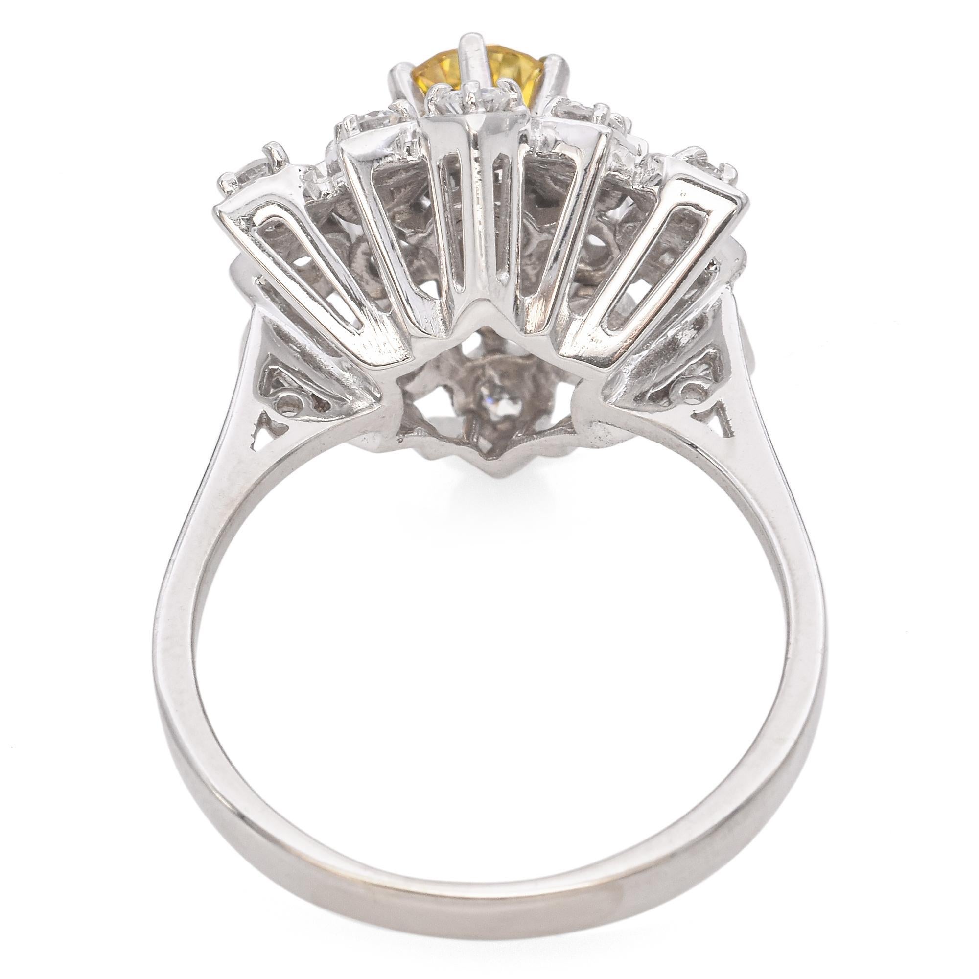 Anillo de cóctel vintage de oro blanco de 18 quilates con halo de diamantes amarillos de 1,11 TCW en Bueno estado para la venta en New York, NY