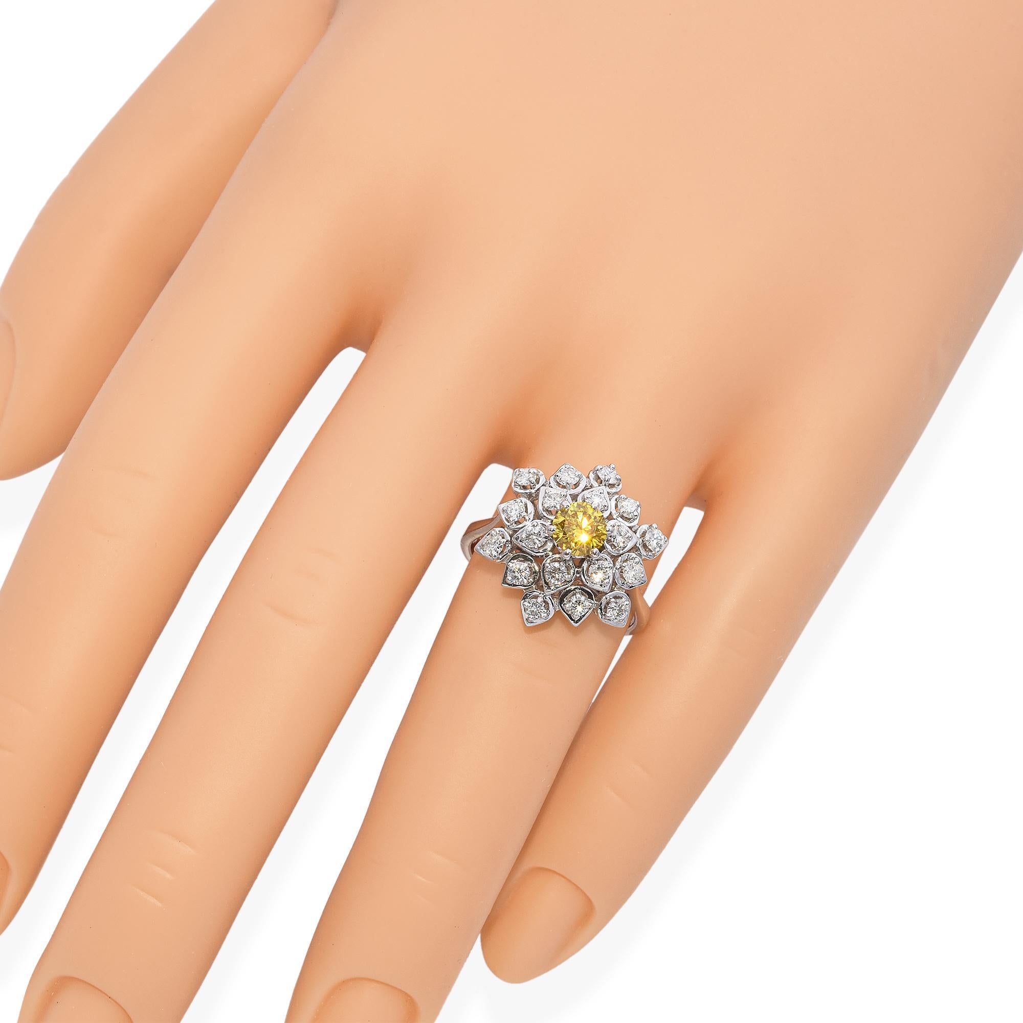 De las mujeres Anillo de cóctel vintage de oro blanco de 18 quilates con halo de diamantes amarillos de 1,11 TCW en venta