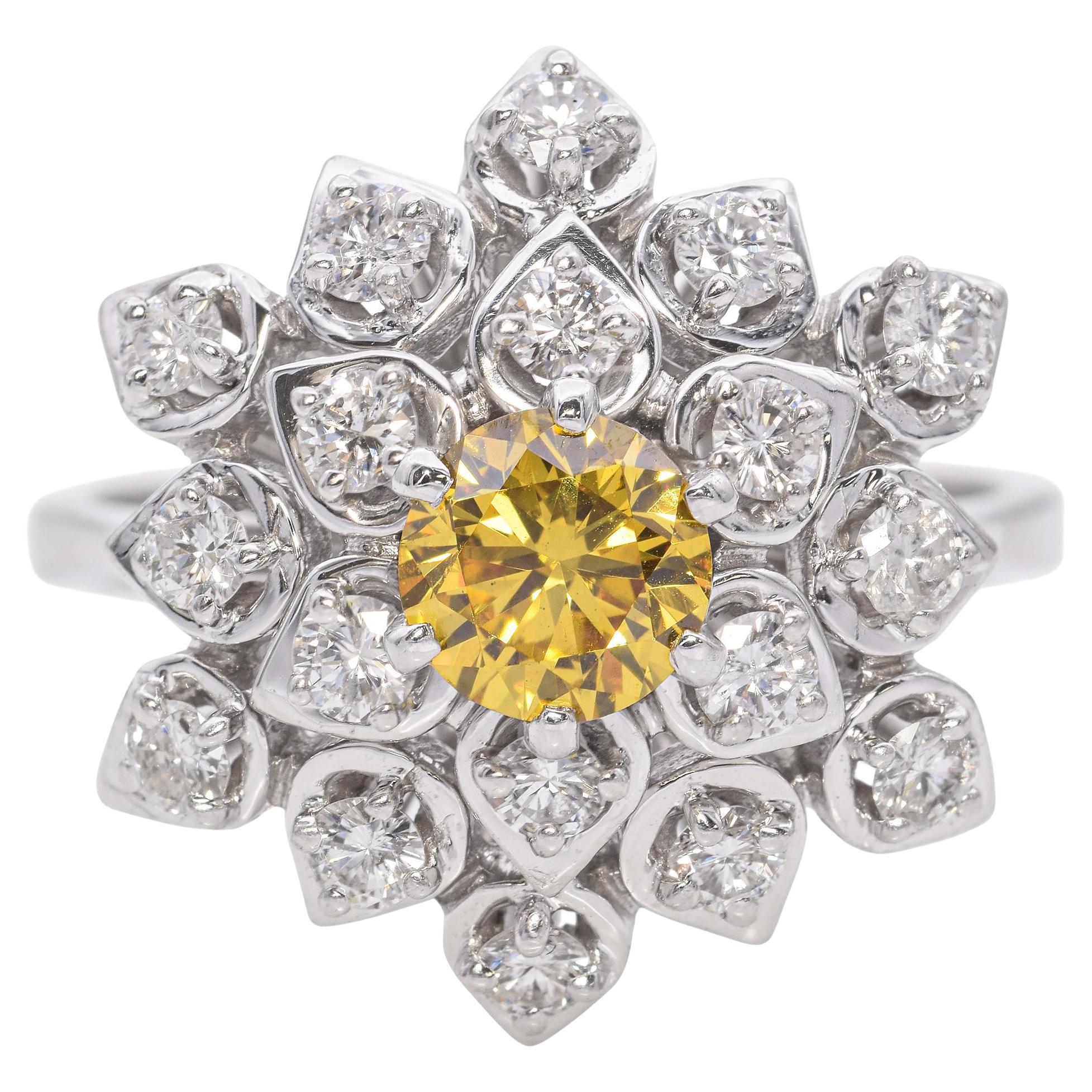 Anillo de cóctel vintage de oro blanco de 18 quilates con halo de diamantes amarillos de 1,11 TCW en venta