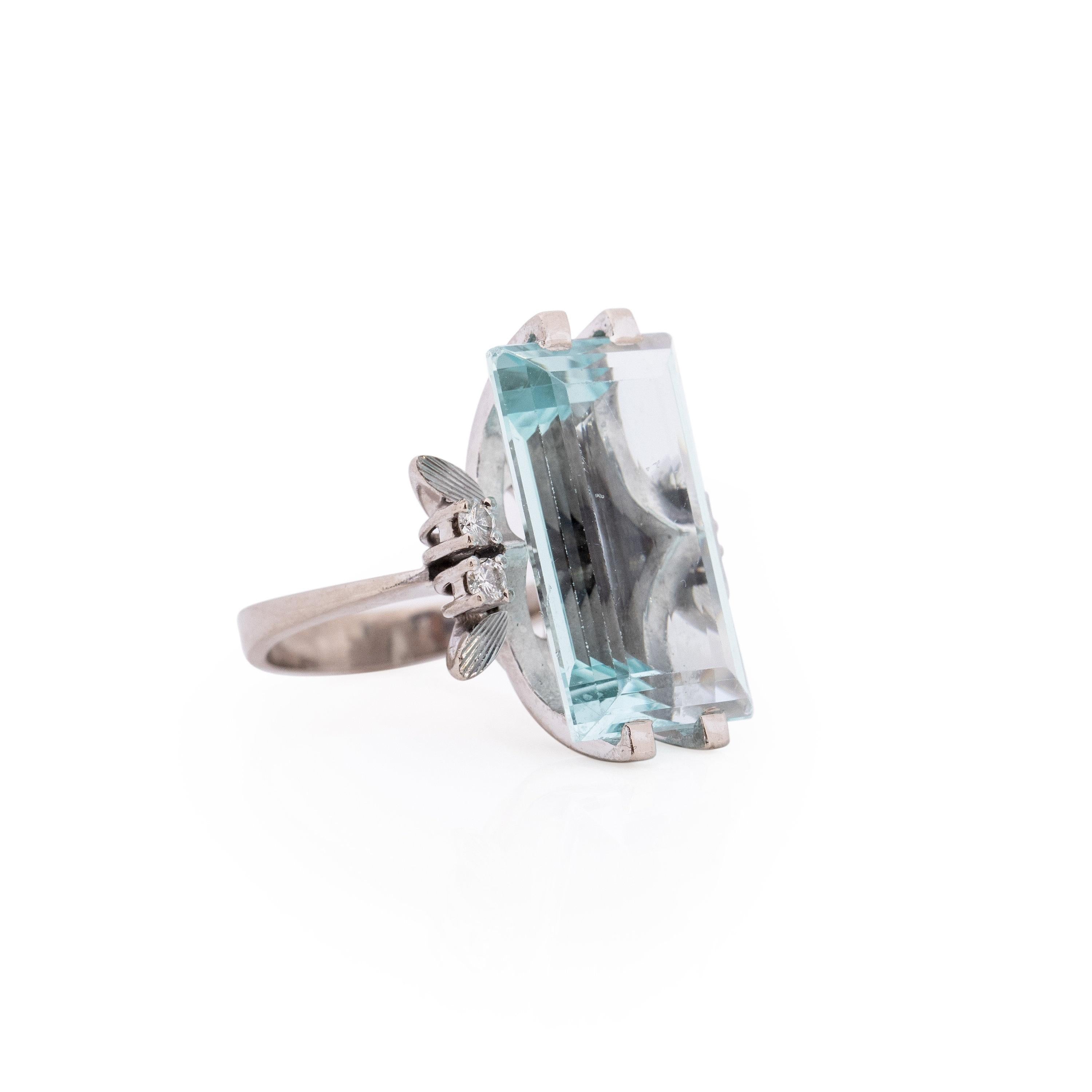 Behold this captivating aquamarine ring inspired by the retro charm of the 1980s. Encased within an understated yet refined 18K white gold setting, the aquamarine steals the spotlight, while intricate diamond accents elevate the entire design.