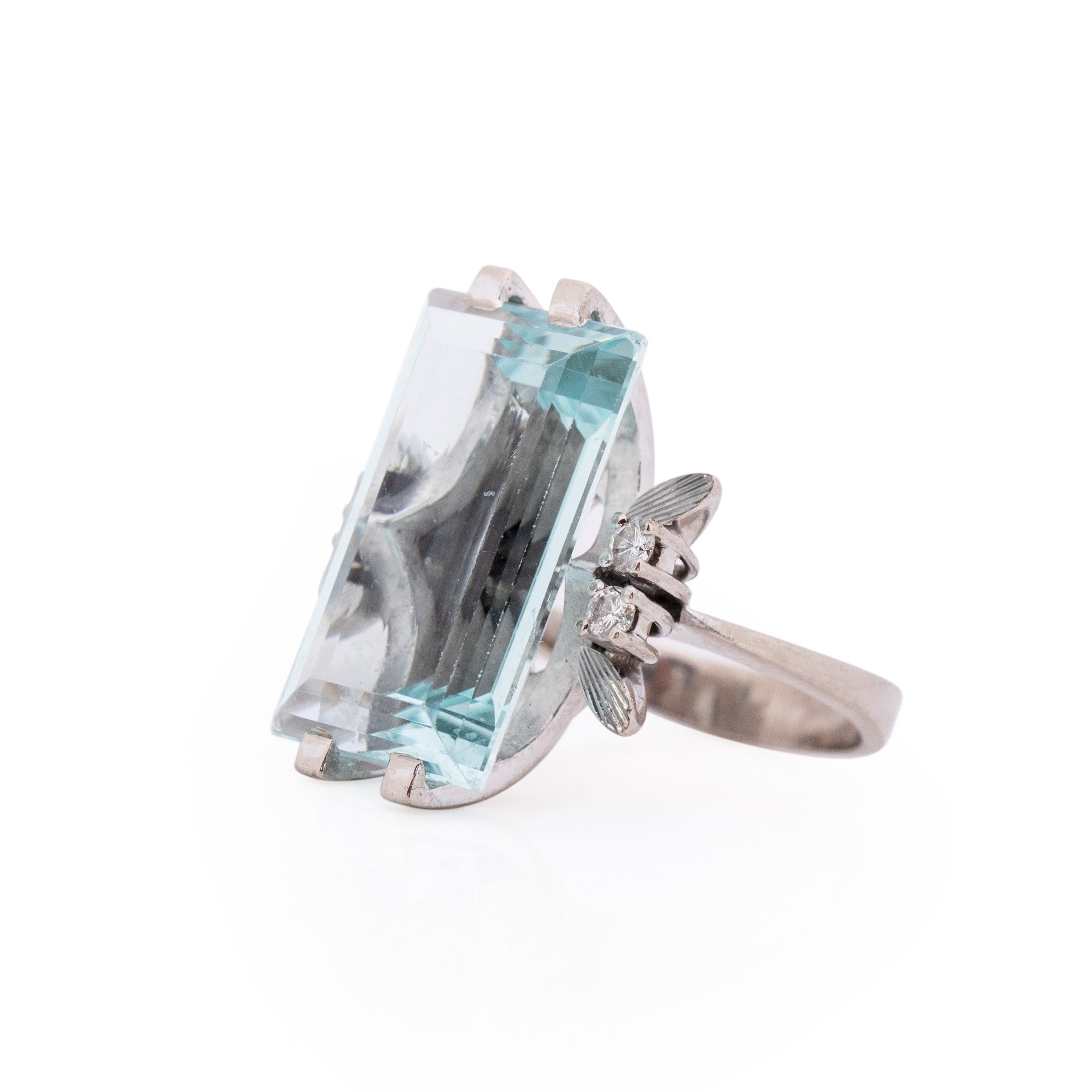 Emerald Cut Vintage 18K White Gold 11.2 Ct Step Cut Aquamarine Cocktail Ring For Sale