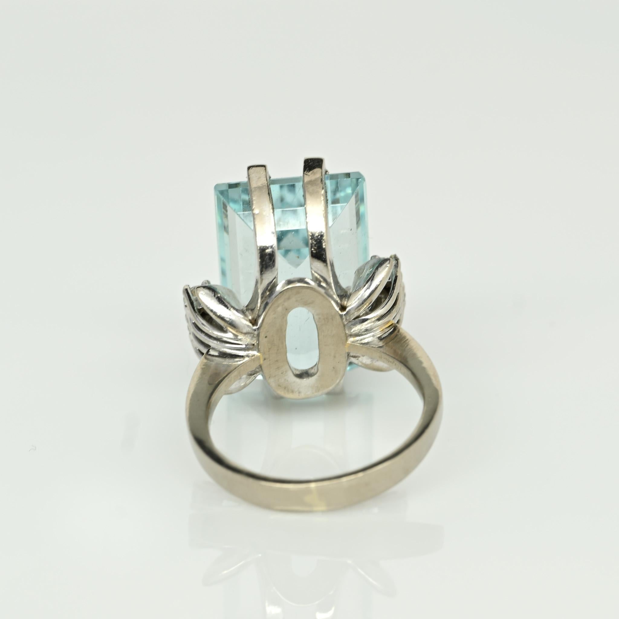 Vintage 18K White Gold 11.2 Ct Step Cut Aquamarine Cocktail Ring In Good Condition In Addison, TX