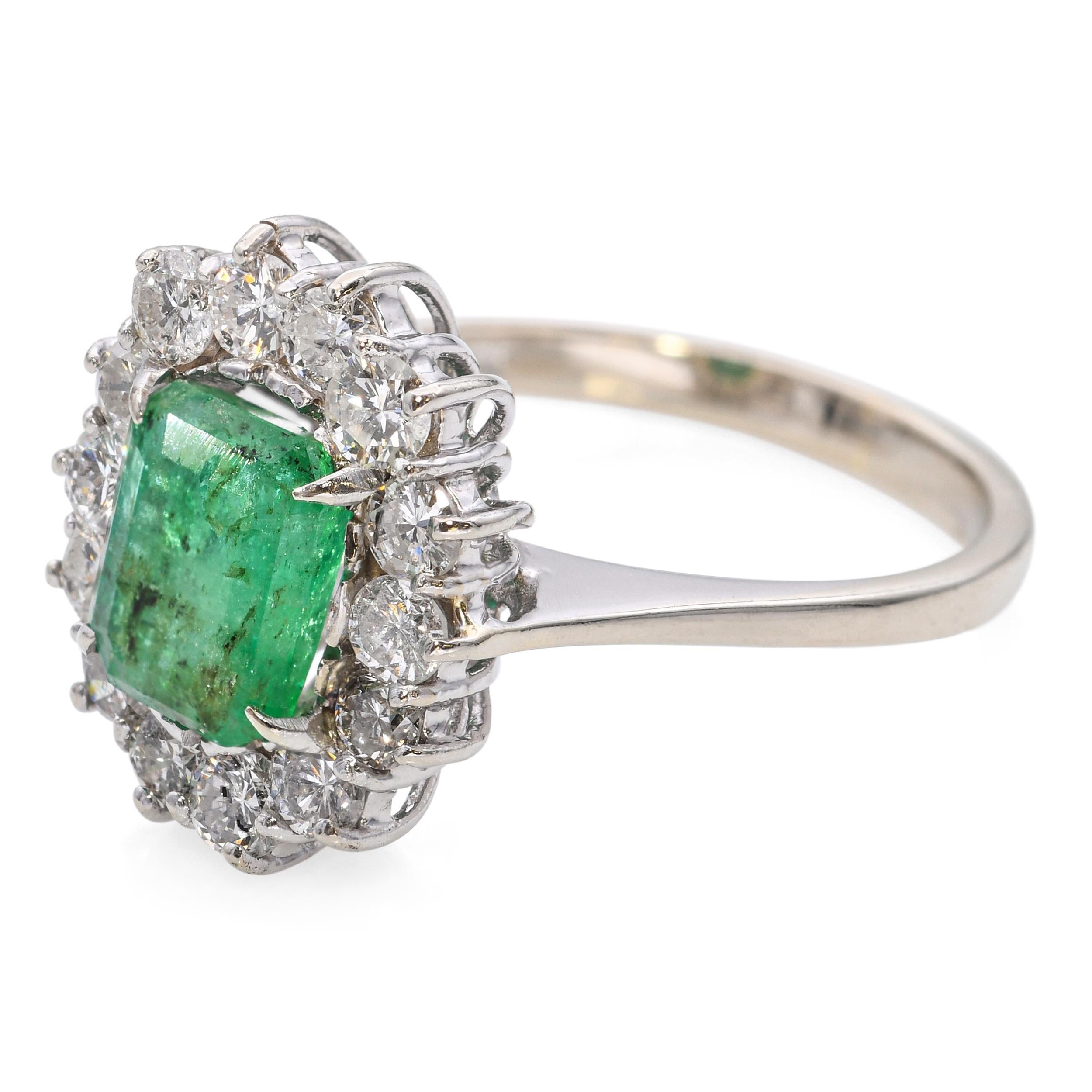 Vintage 18k White Gold 1.49ct Emerald and 0.42tcw Diamond Halo Ring (Bague Halo en or blanc 18k) Bon état - En vente à New York, NY