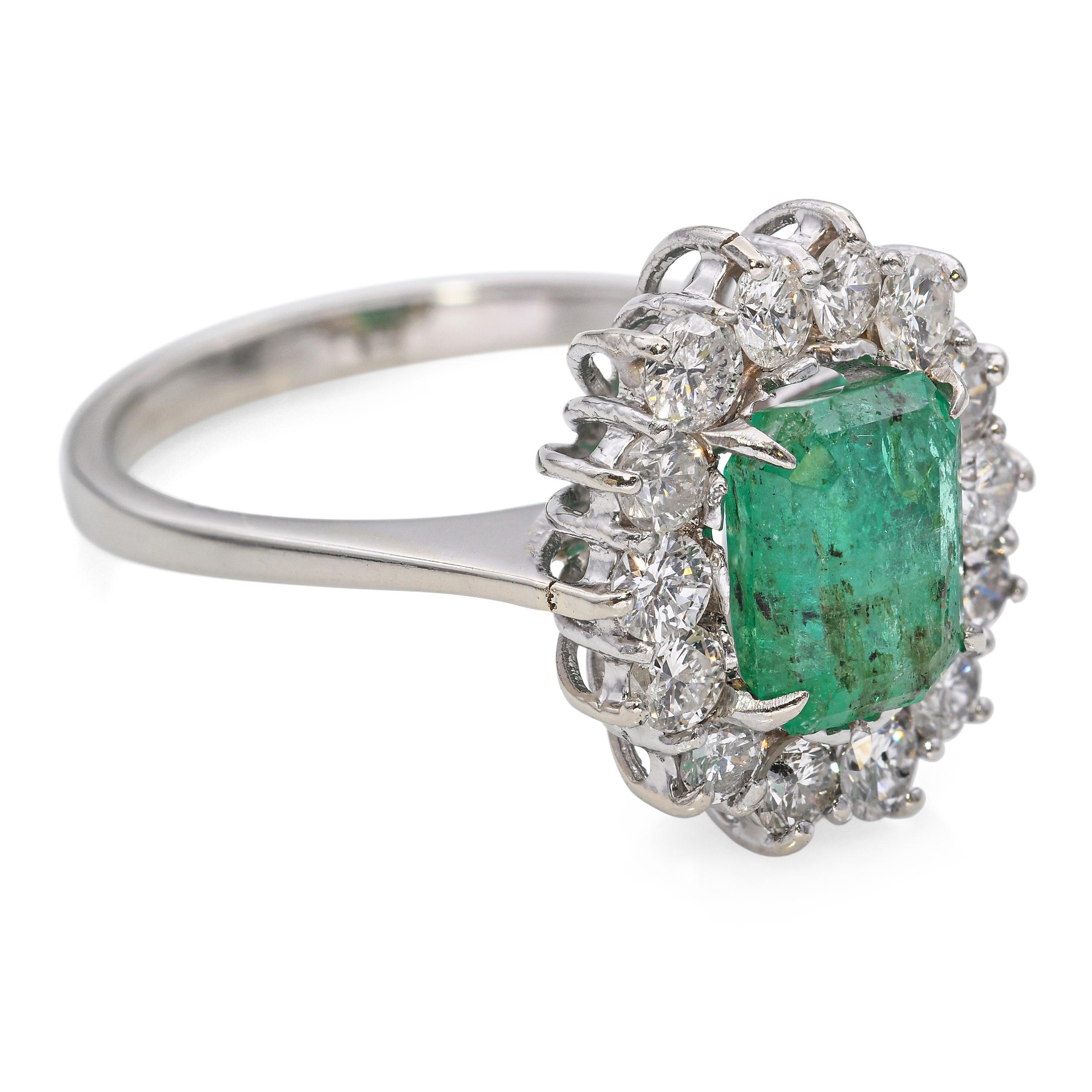 Vintage 18k White Gold 1.49ct Emerald and 0.42tcw Diamond Halo Ring (Bague Halo en or blanc 18k) Pour femmes en vente