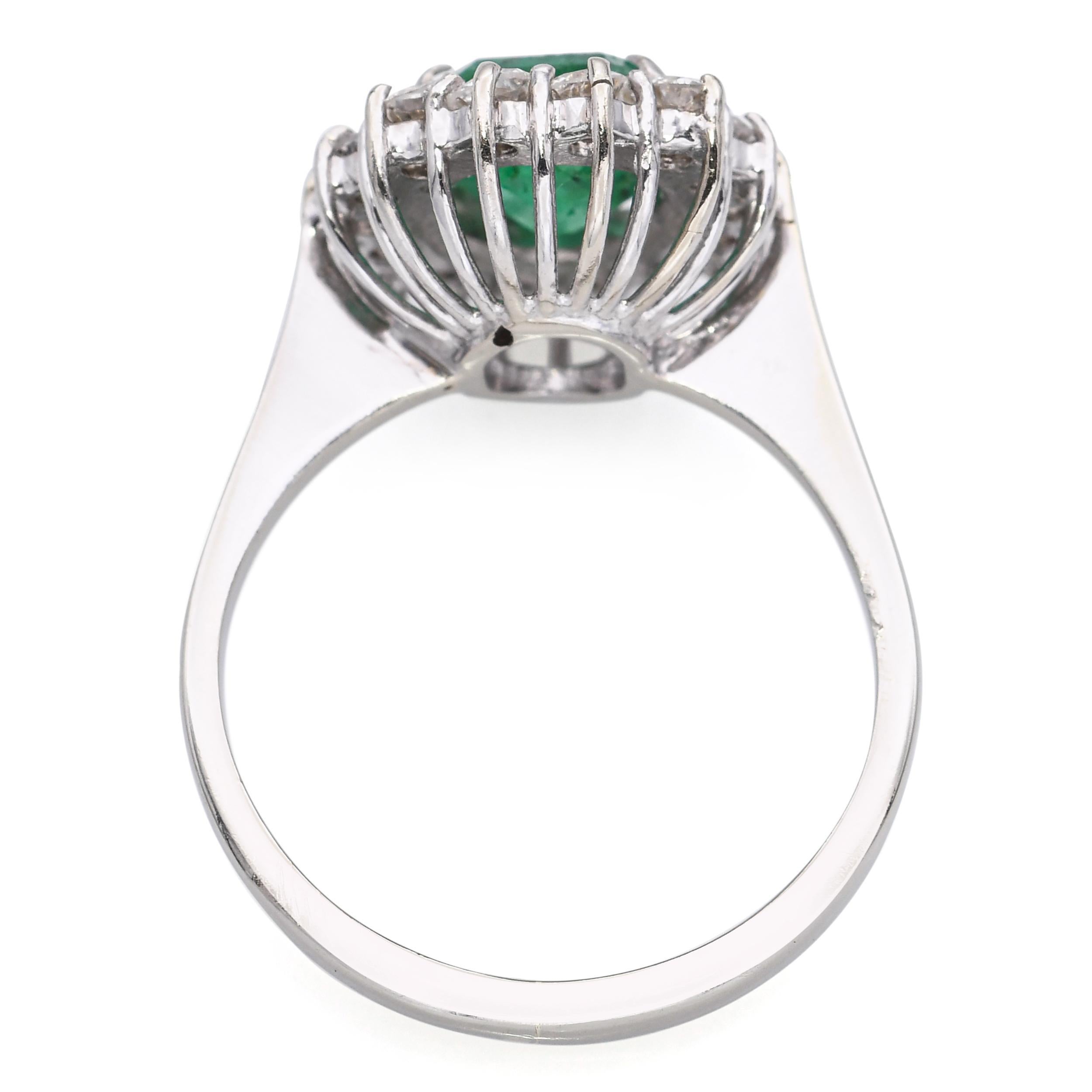 Vintage 18k White Gold 1.49ct Emerald and 0.42tcw Diamond Halo Ring (Bague Halo en or blanc 18k) en vente 2
