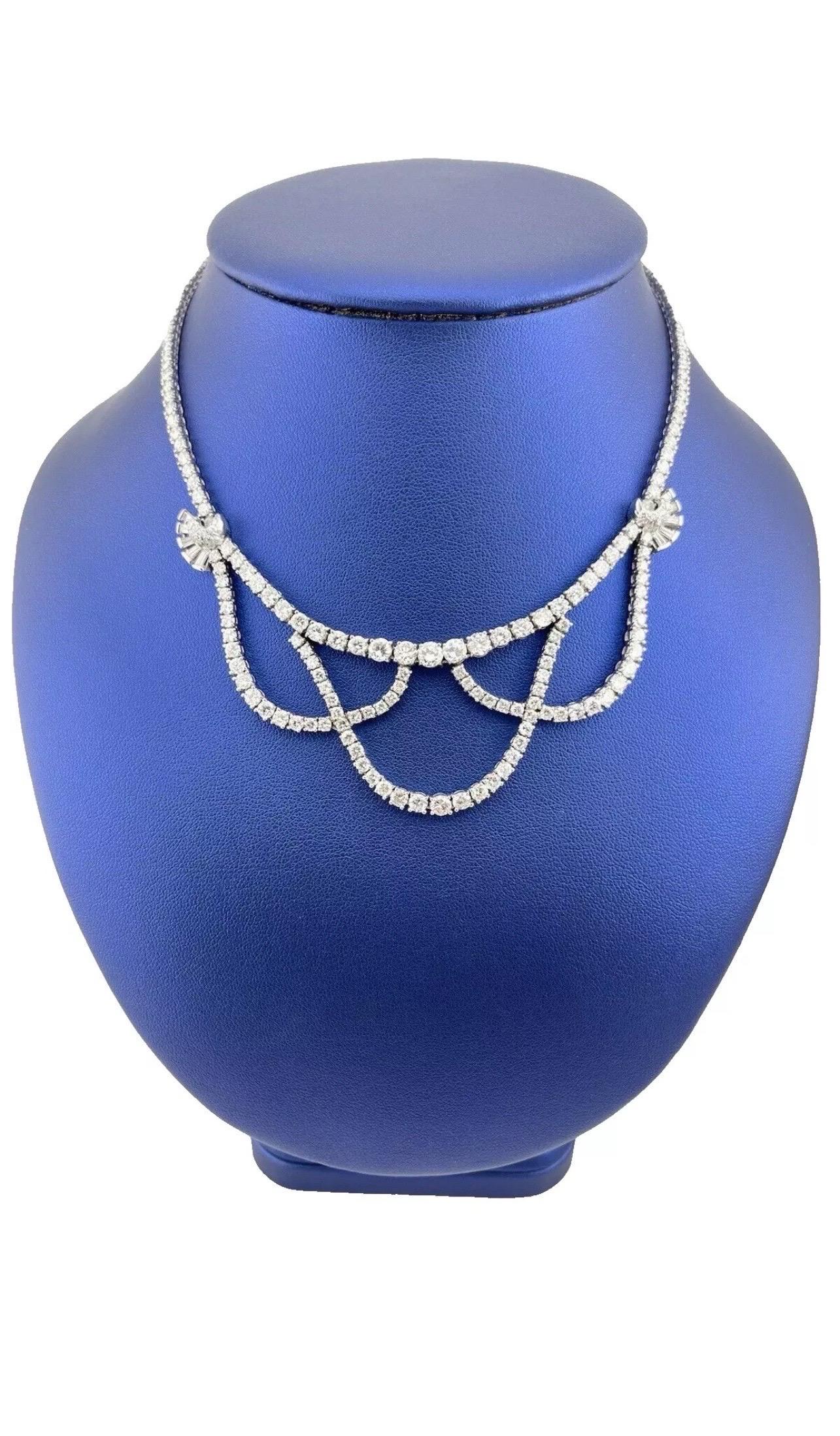 Fai una dichiarazione indimenticabile con questa lussuosa collana da cocktail vintage, realizzata con maestria in oro bianco 18 carati. Con ben 14,00 carati di diamanti di alta qualità, questo pezzo mostra una combinazione abbagliante di pietre