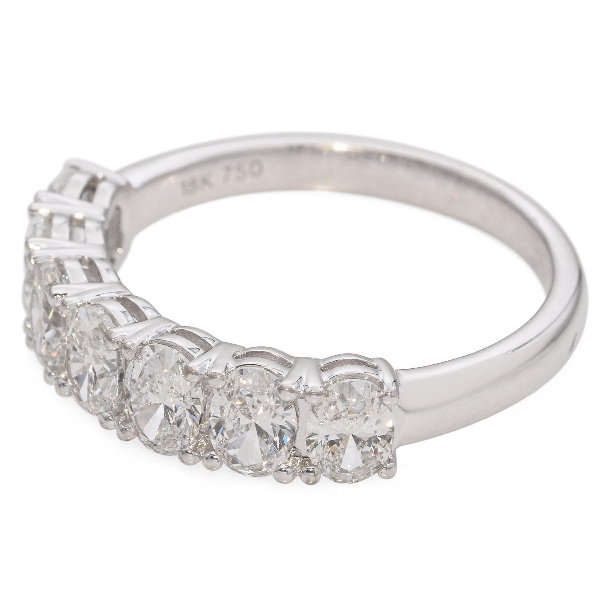 Vintage 18k White Gold 1.54tcw Oval Diamond Semi Eternity Band In Good Condition For Sale In New York, NY
