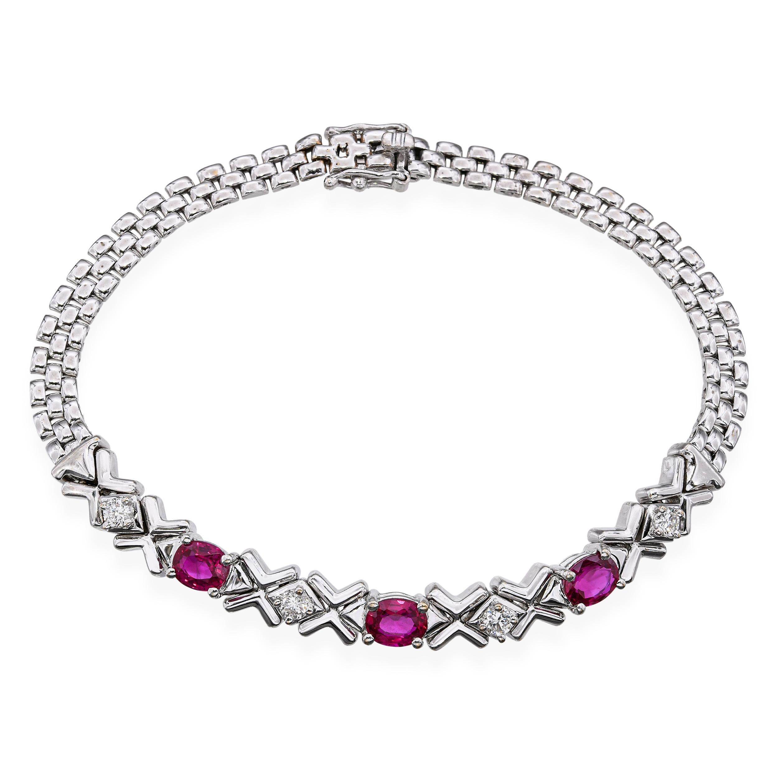 Un élégant bracelet vintage en or blanc 18k mettant en valeur des rubis naturels vibrants totalisant environ 1,55 carats, complétés par 0,25 carats de diamants étincelants. L'alternance de rubis et de diamants crée un rythme raffiné de couleurs et