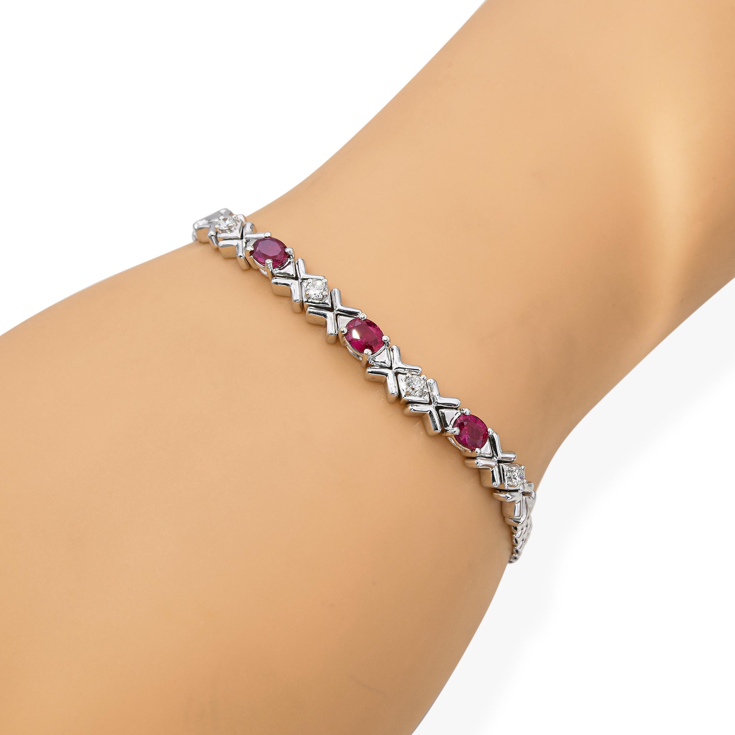 Taille mixte Bracelet Vintage en or blanc 18k 1.55tcw Rubis et Diamants en vente