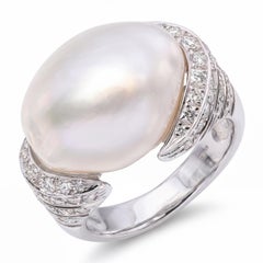 Bague vintage en or blanc 18 carats, avec une perle baroque des mers du Sud de 16 mm et des diamants