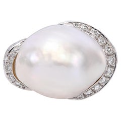Bague vintage en or blanc 18 carats, avec une perle baroque des mers du Sud de 16 mm et des diamants