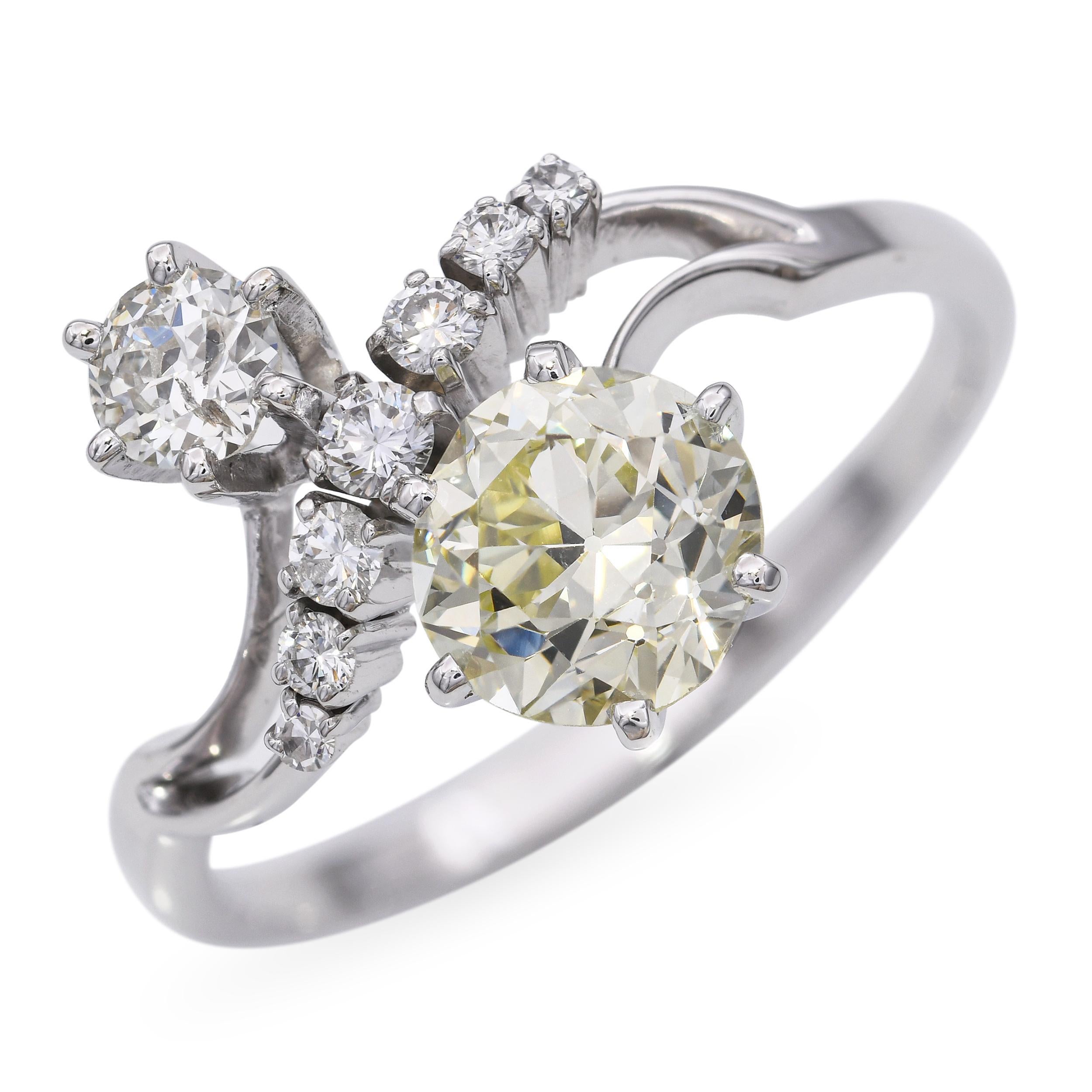 Hier ist eine 5-Satz-Beschreibung für den Vintage 18k White Gold 1.75tcw Yellow Diamond Delicate Statement Ring:
Dieser Vintage-Ring ist aus 18 Karat Weißgold gefertigt und besteht aus 1,75 Karat gelben Diamanten. Das zarte Design verbindet kräftige