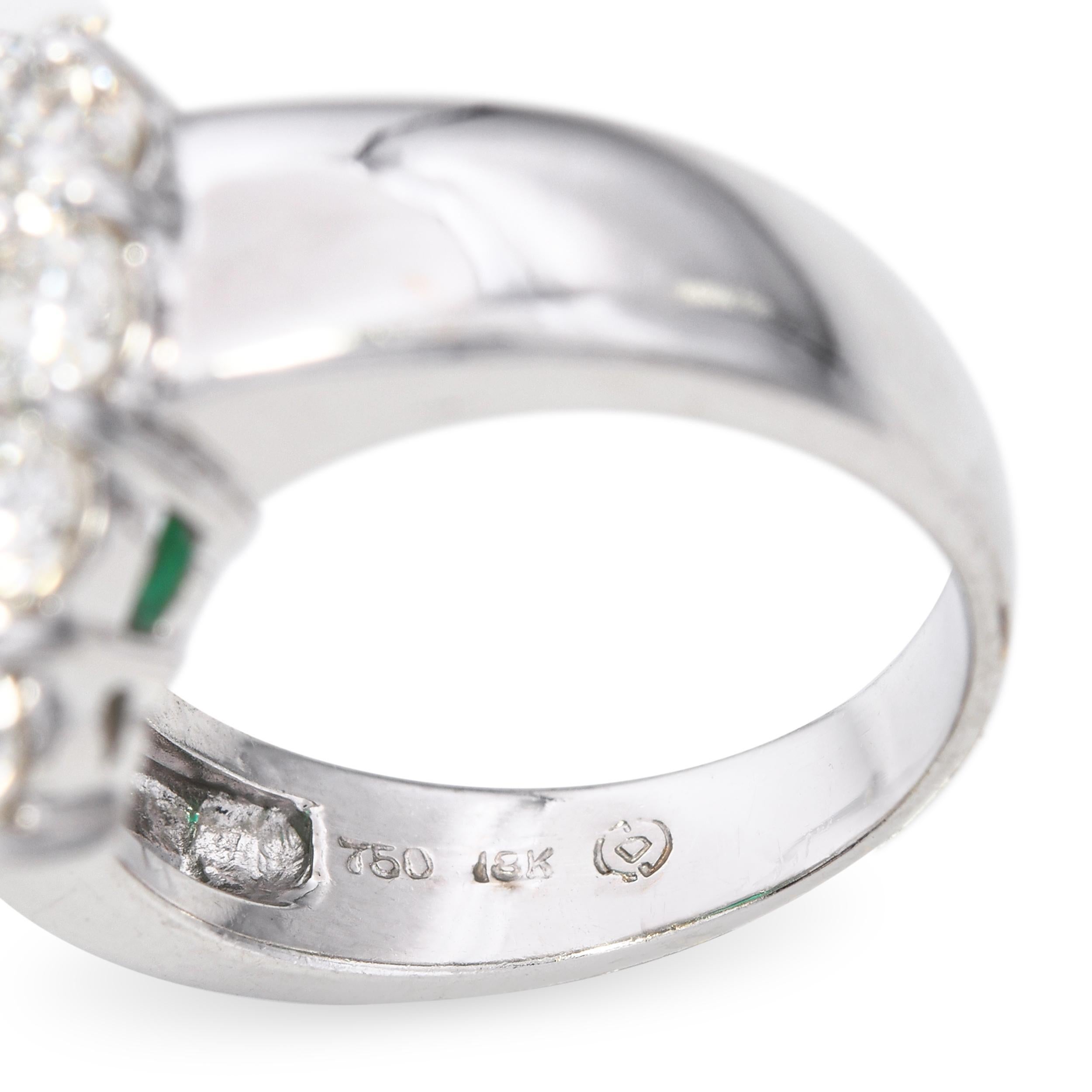 Vintage 18k Weißgold 1,91ct Smaragd 1,70ct Diamant Halo Ring im Angebot 2