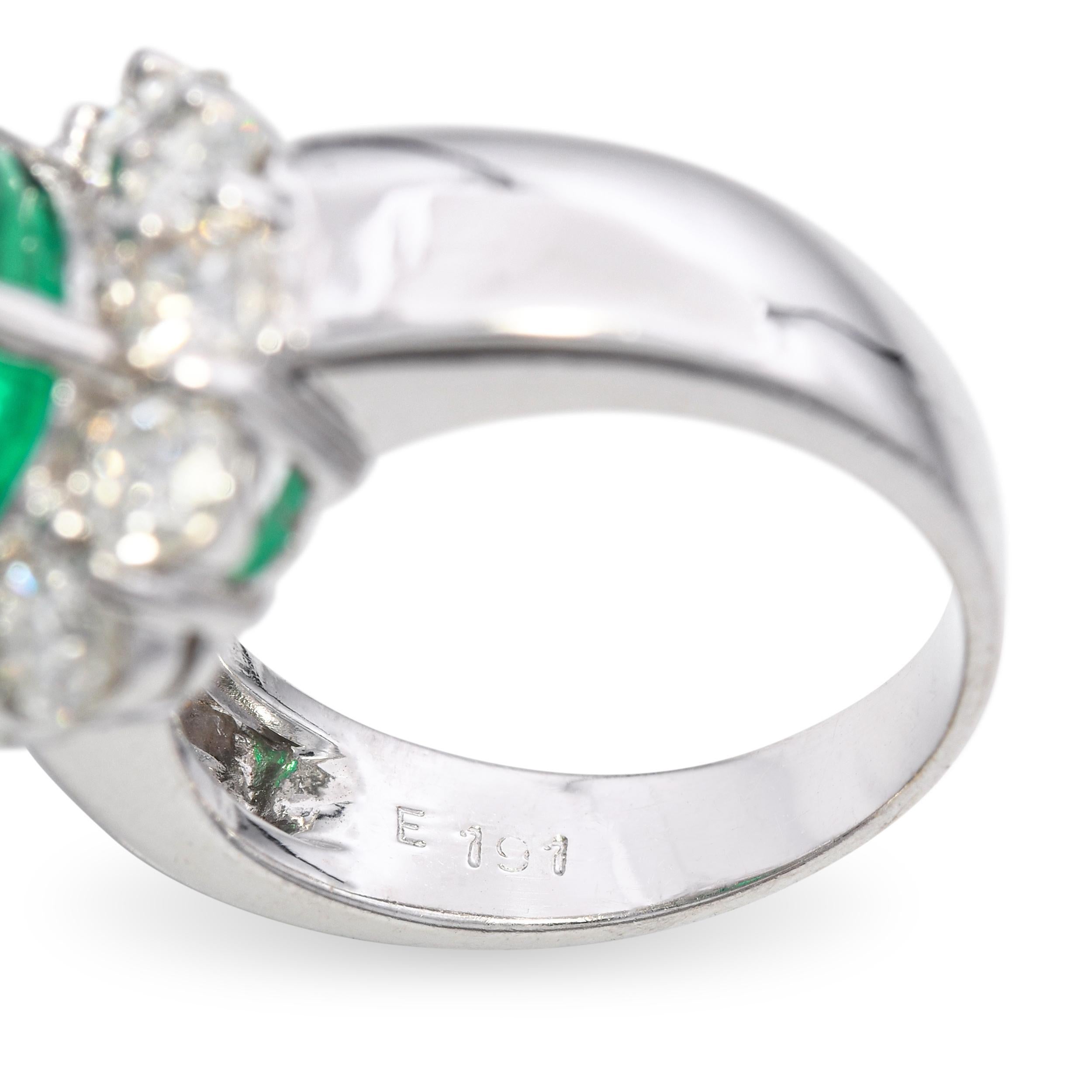 Vintage 18k Weißgold 1,91ct Smaragd 1,70ct Diamant Halo Ring im Angebot 3