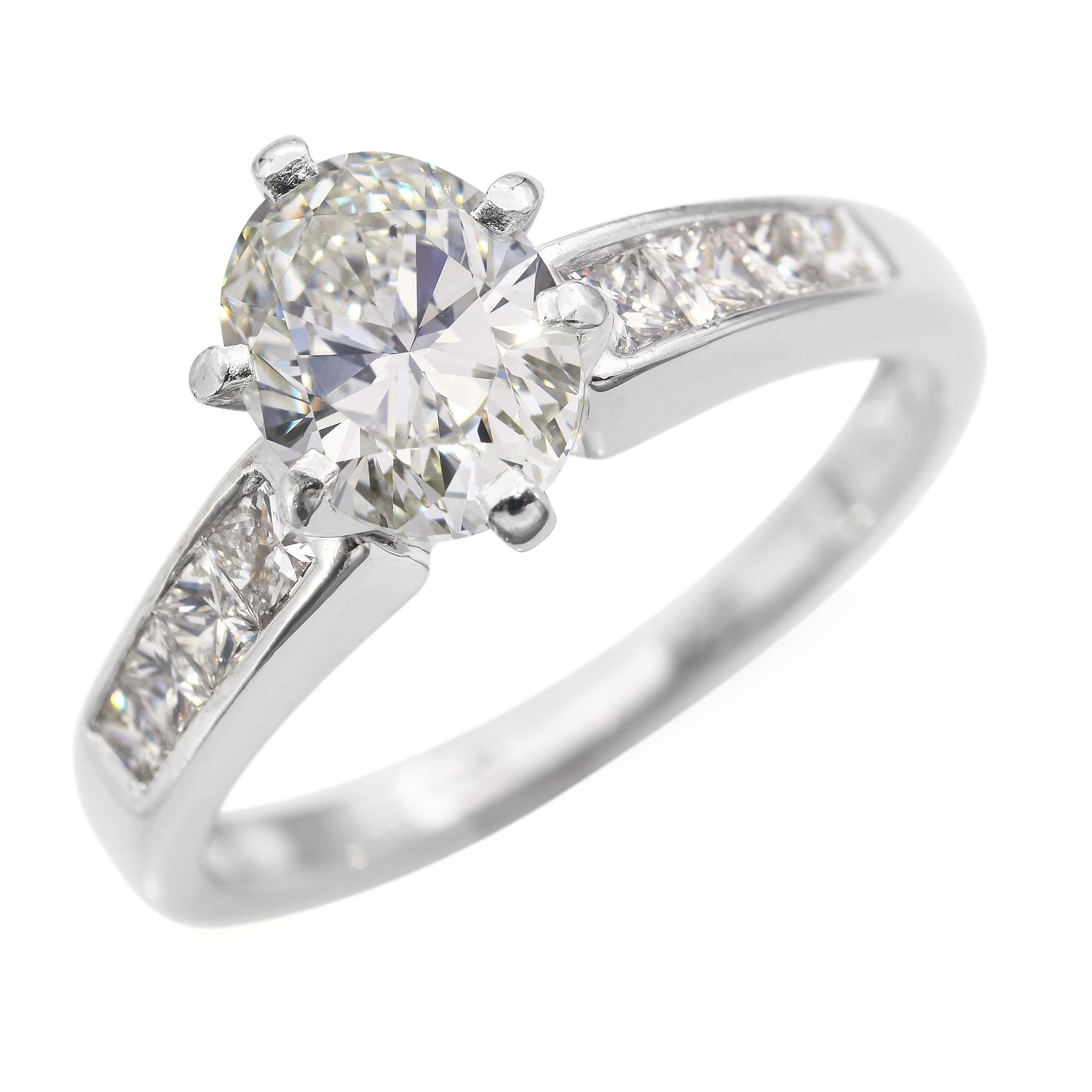 Questo squisito anello di fidanzamento vintage sfoggia un totale di 2,02 carati di diamanti abbaglianti incastonati nel lussuoso oro bianco 18 carati. Il centro è costituito da un diamante con taglio a brillante che affascina per la sua brillantezza