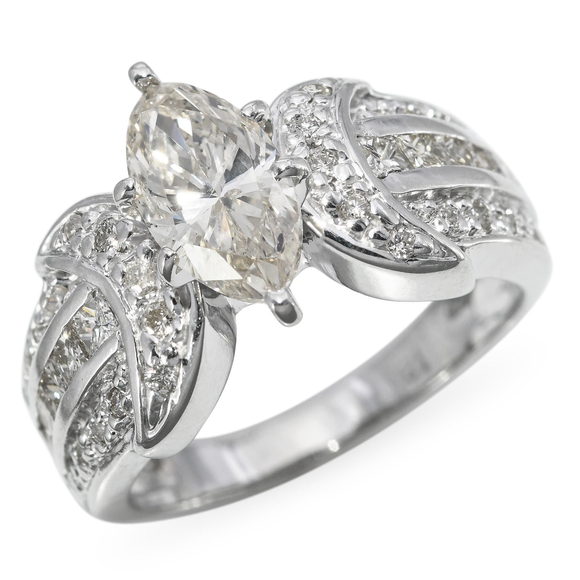 Elégante et intemporelle, cette bague vintage en or blanc 18 carats présente un poids total de 2,00 carats de diamants, centré autour d'un éblouissant diamant taille marquise. Flanquée de diamants d'accentuation complémentaires, la bague présente