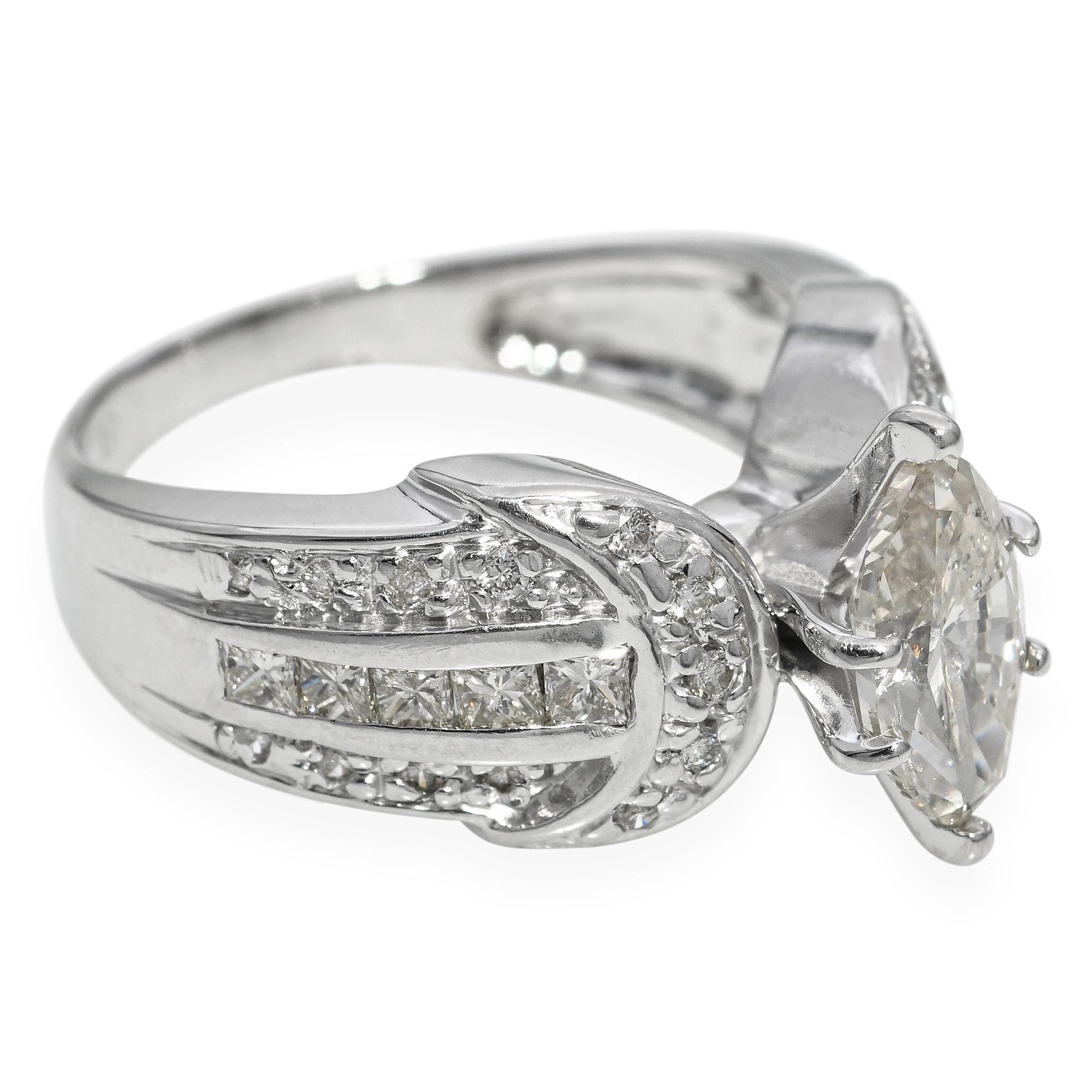 Bague vintage en or blanc 18 carats avec diamant marquise de 2,0 carats en vente 1