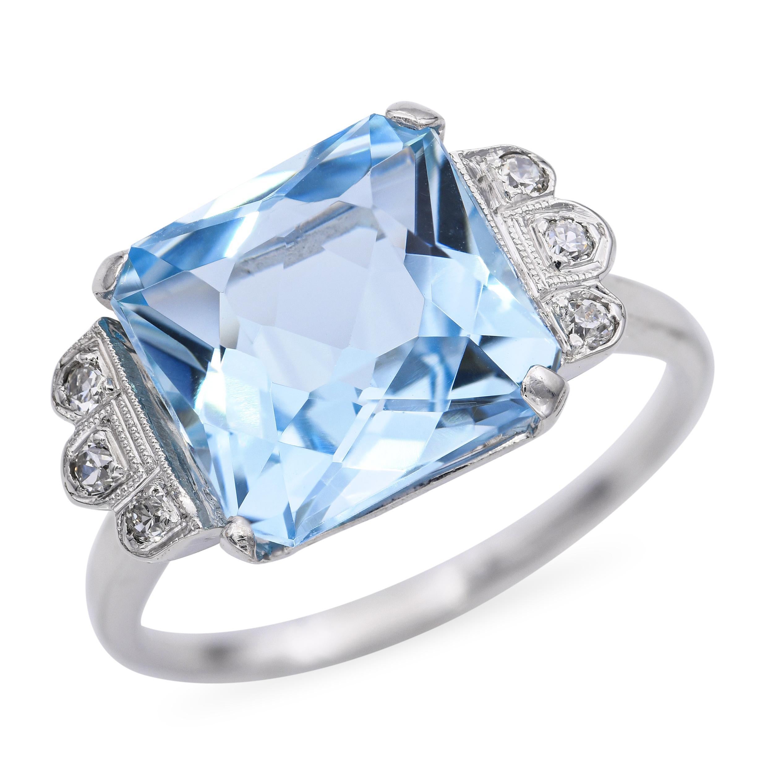 Dieser Vintage-Ring aus 18 Karat Weißgold präsentiert einen atemberaubenden Aquamarin mit 5,82 Karat im Smaragdschliff, der für seine eisblaue Klarheit und seine eleganten Proportionen geschätzt wird. Der Mittelstein wird von zwei schimmernden