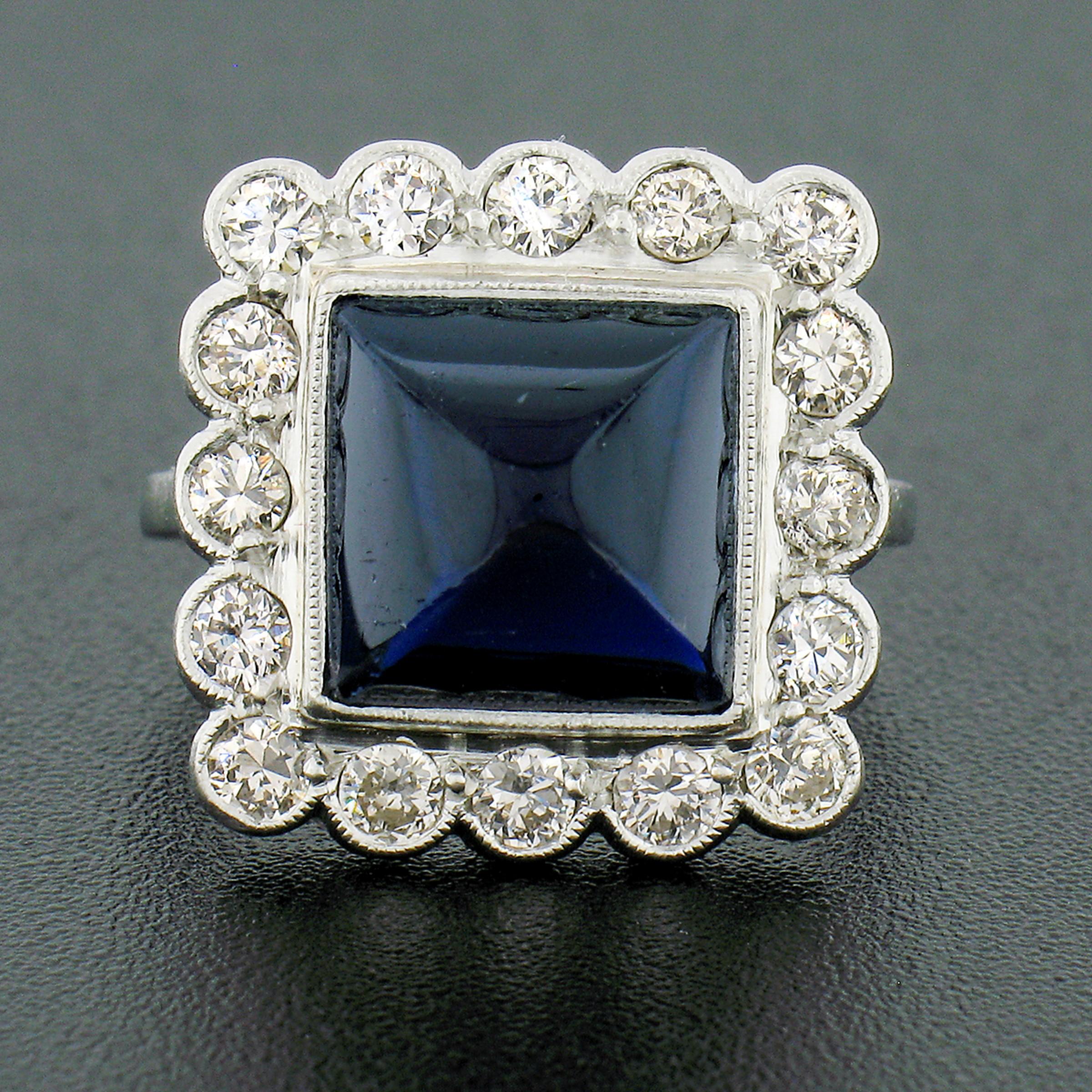Dieser wunderschöne Vintage-Ring mit Saphiren und Diamanten wurde in Schweden aus massivem 18-karätigem Weißgold gefertigt. In der Mitte befindet sich ein großer, quadratischer, natürlicher Saphir im Zuckerhut-Schliff mit Milgrain-Fassung. Dieser