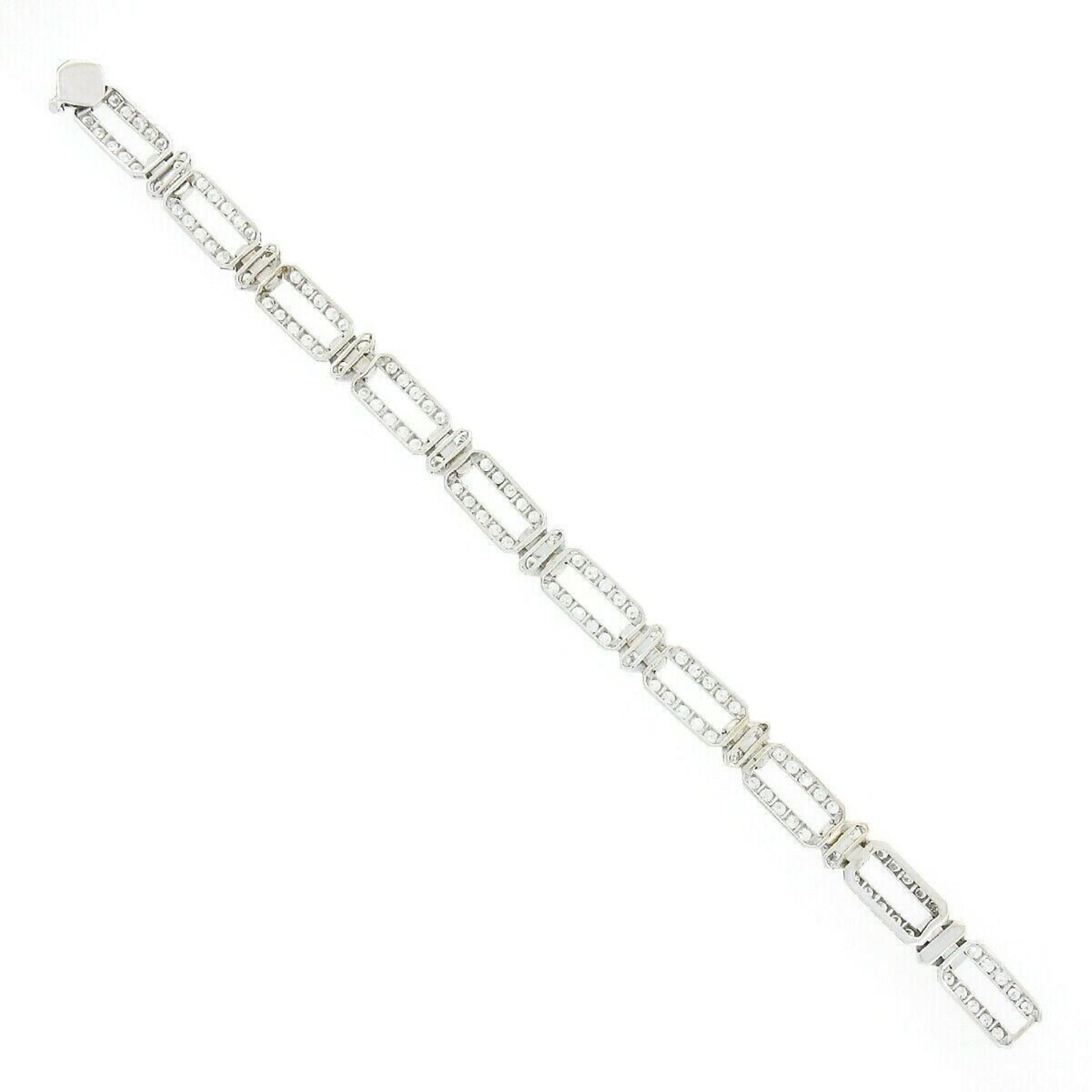 Ce bracelet vintage à couper le souffle est fabriqué en or blanc 18 carats et présente un motif alterné de maillons rectangulaires ouverts et de maillons hexagonaux qui sont entièrement recouverts de diamants. Ces diamants ronds taillés en brillant