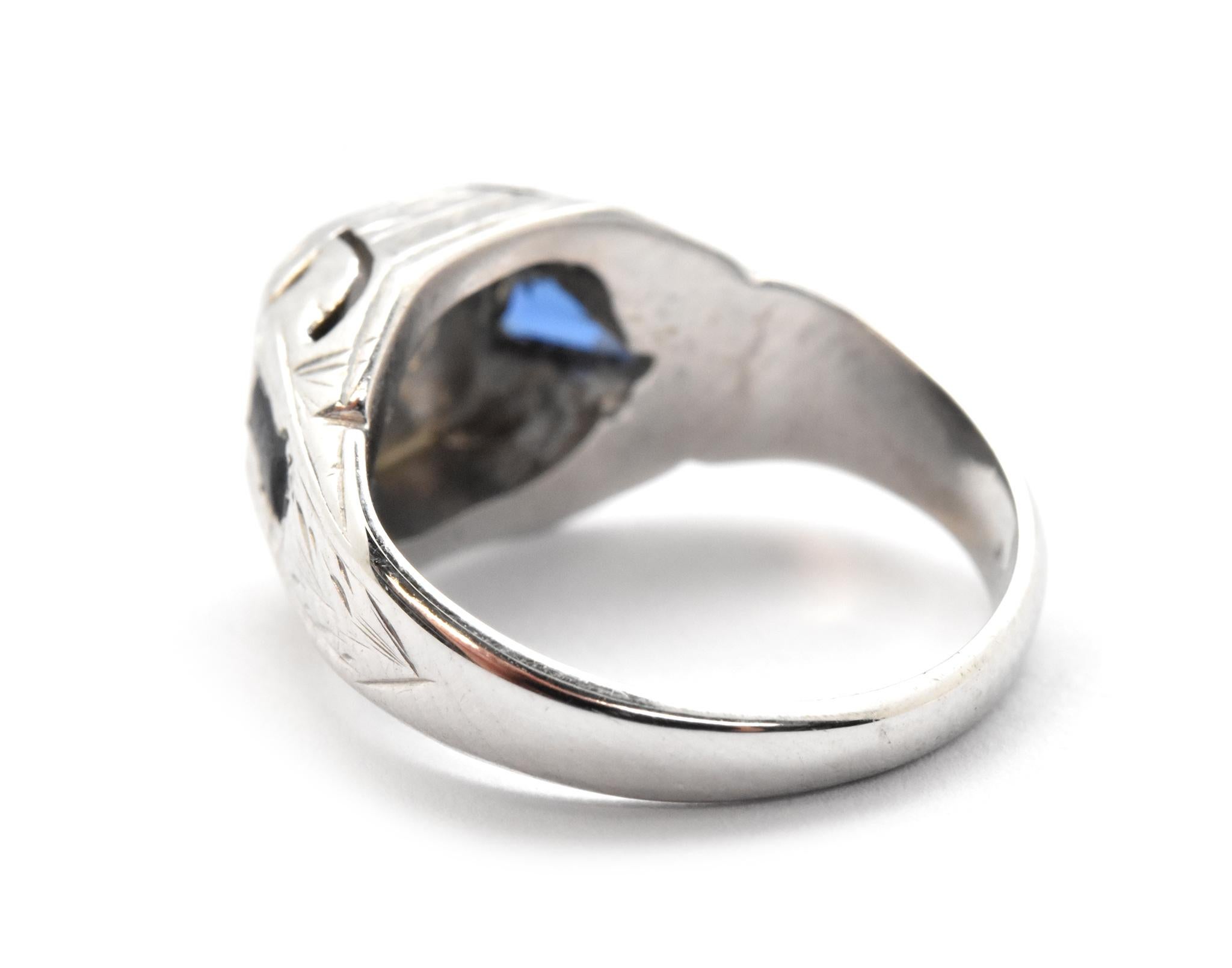Ring aus 18 Karat Weißgold mit 0,12 Karat rundem Brillanten und Saphiren im Zustand „Neu“ im Angebot in Scottsdale, AZ