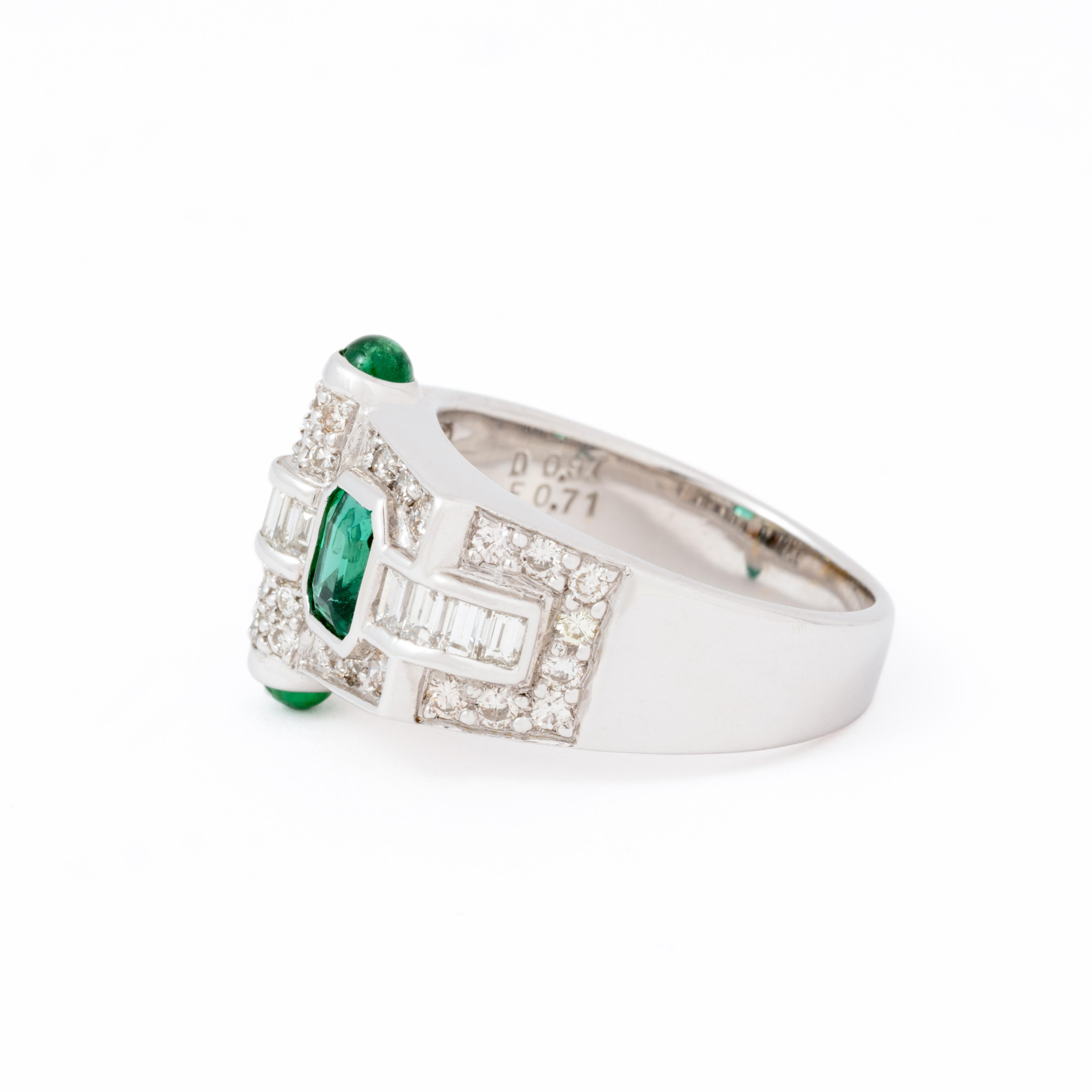 Rétro Or blanc 18 carats, émeraude colombienne de 0,75 carat et diamants de 0,95 carat en vente