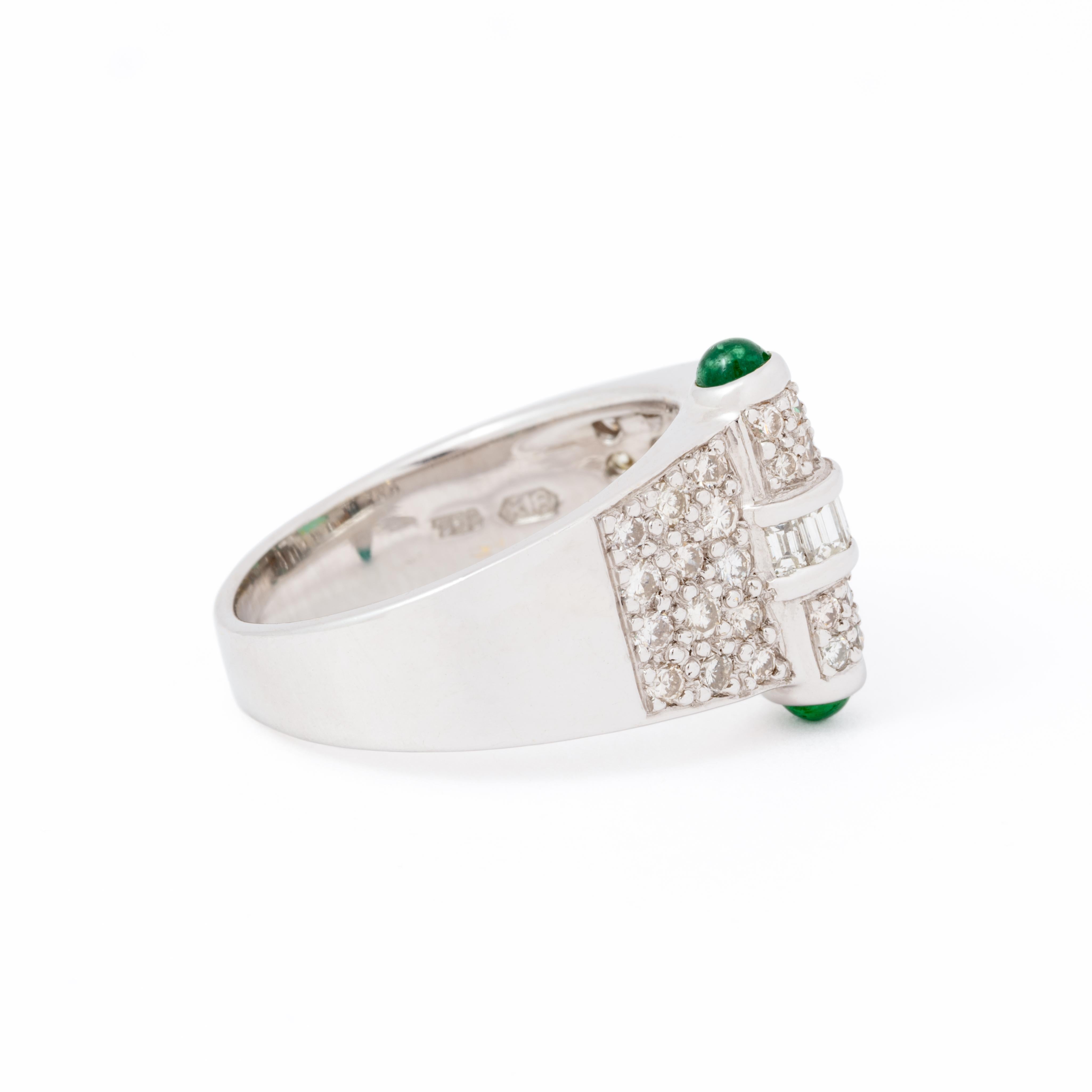 Taille émeraude Or blanc 18 carats, émeraude colombienne de 0,75 carat et diamants de 0,95 carat en vente