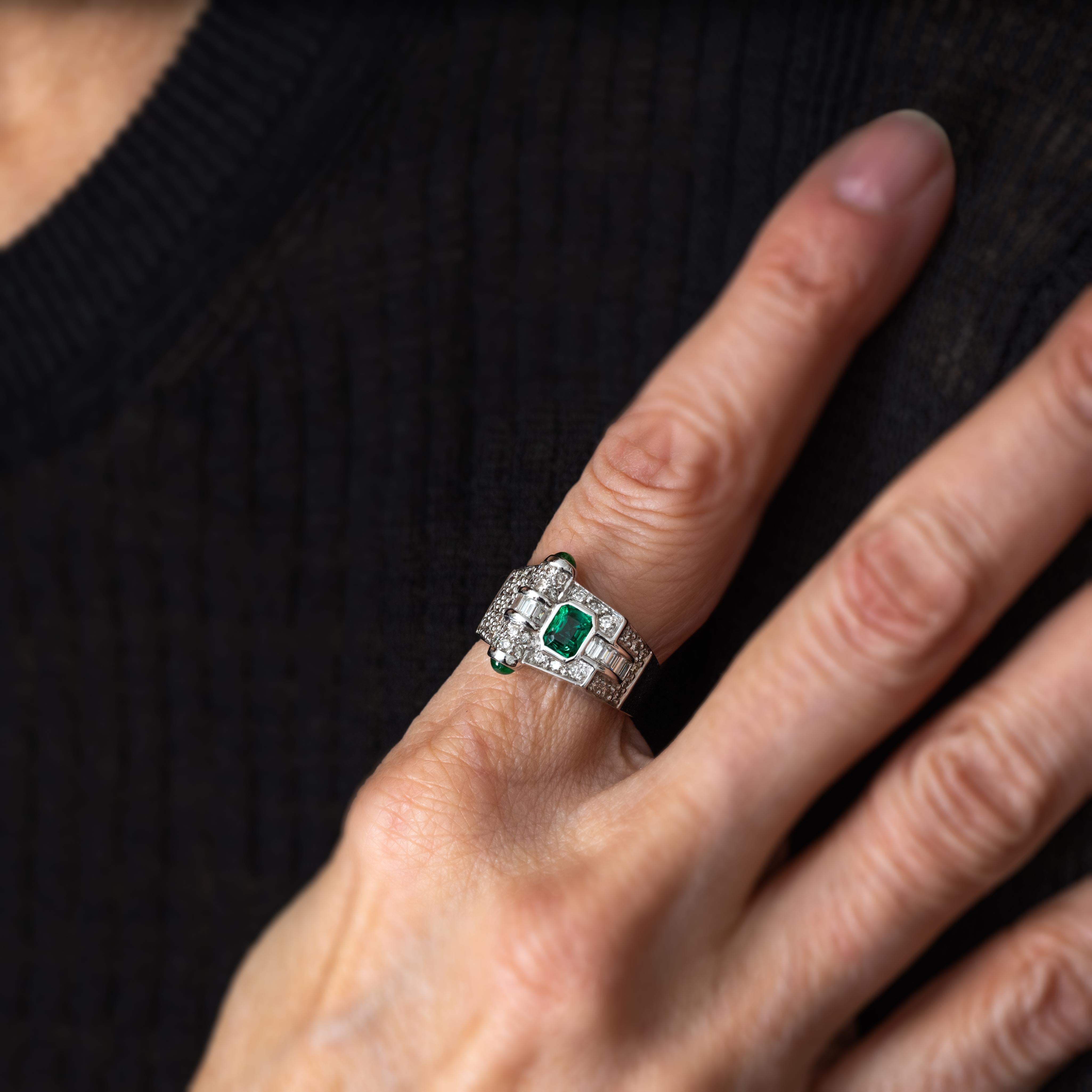 Or blanc 18 carats, émeraude colombienne de 0,75 carat et diamants de 0,95 carat en vente 3