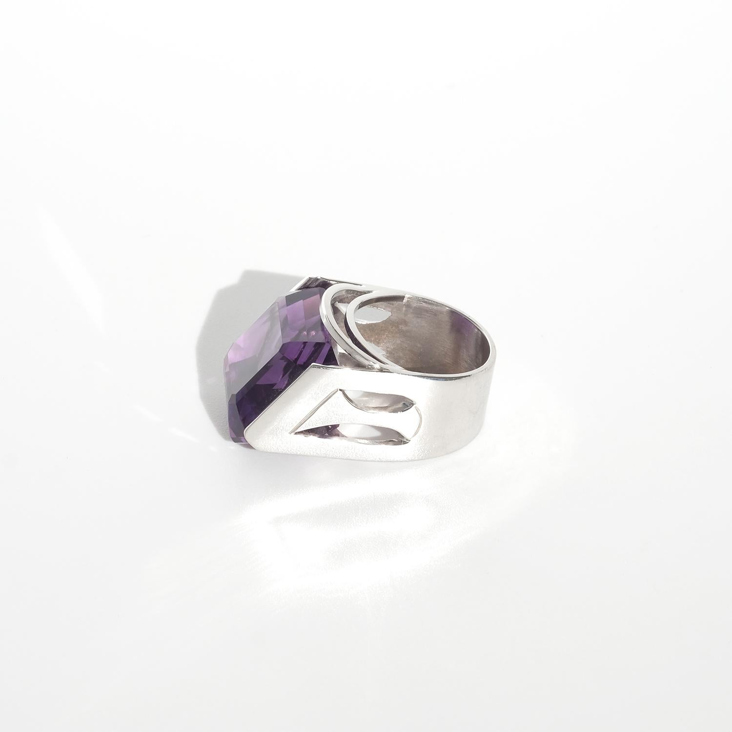 Vintage 18K White Gold and Amethyst Ring by Master Elon Arenhill Made 1970 In Good Condition For Sale In Stockholm, SE