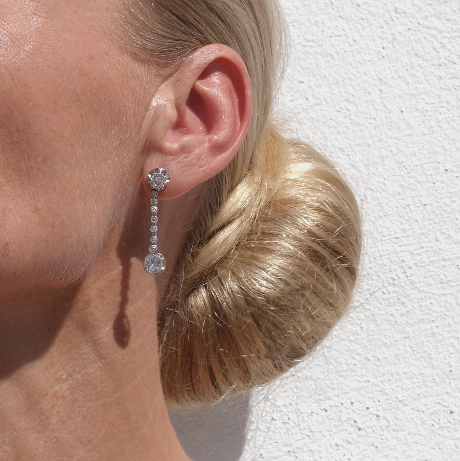 Orecchini pendenti d'epoca in oro bianco 18 carati e diamanti in vendita 3